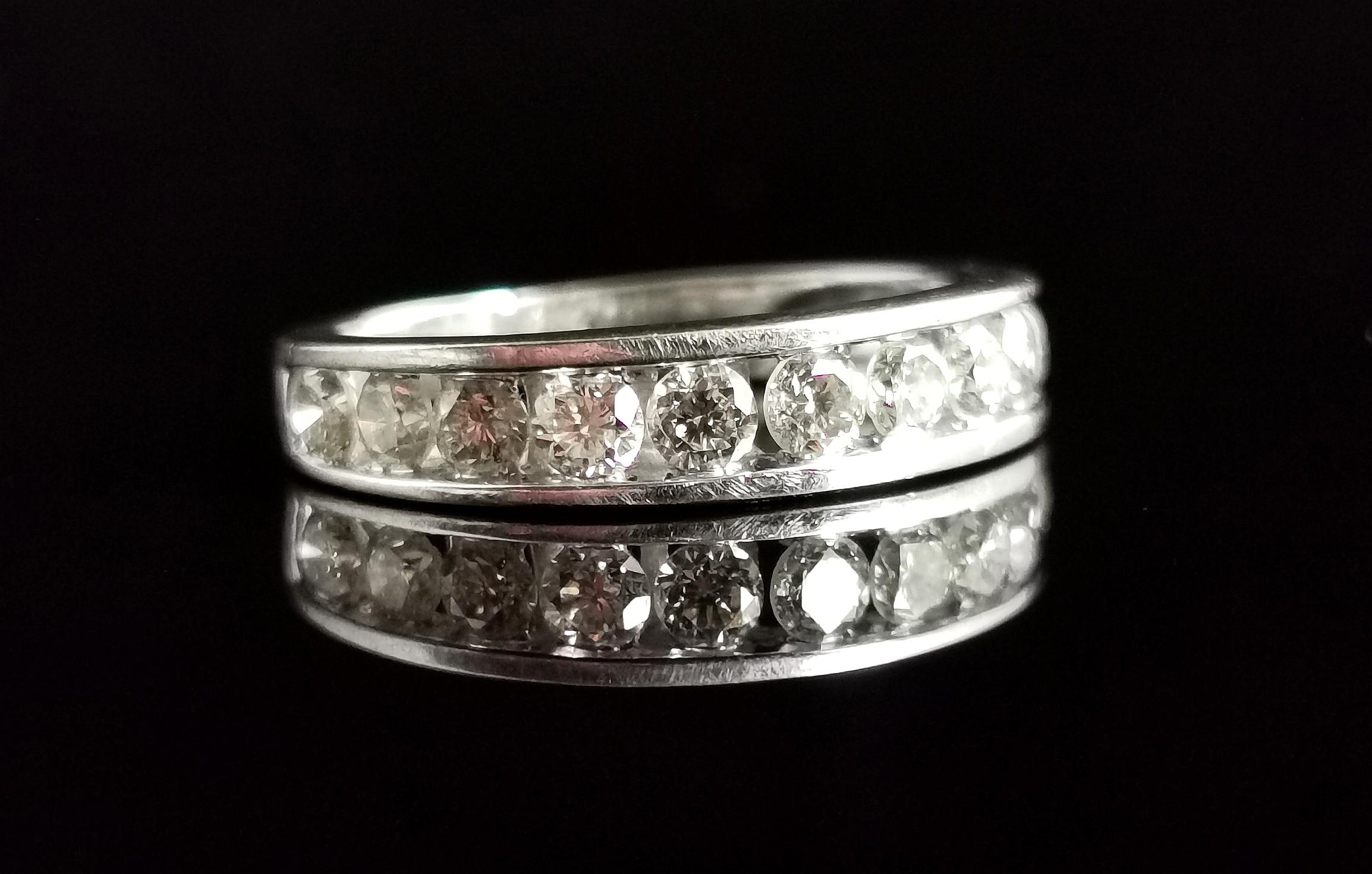 Vintage Diamant-Eternity-Ring mit halber Creolen, 9k Weißgold (Moderne) im Angebot
