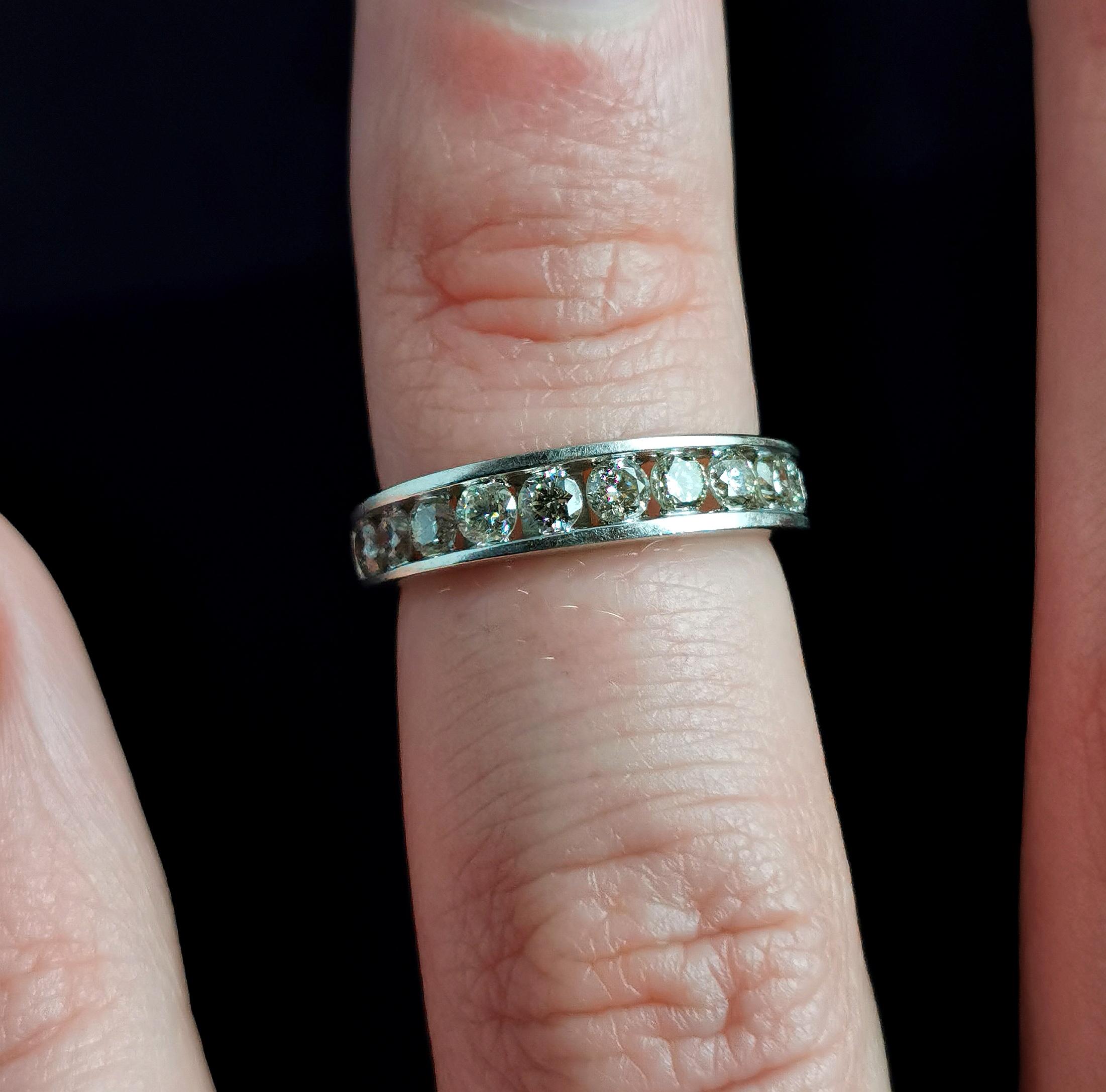 Vintage Diamant-Eternity-Ring mit halber Creolen, 9k Weißgold für Damen oder Herren im Angebot