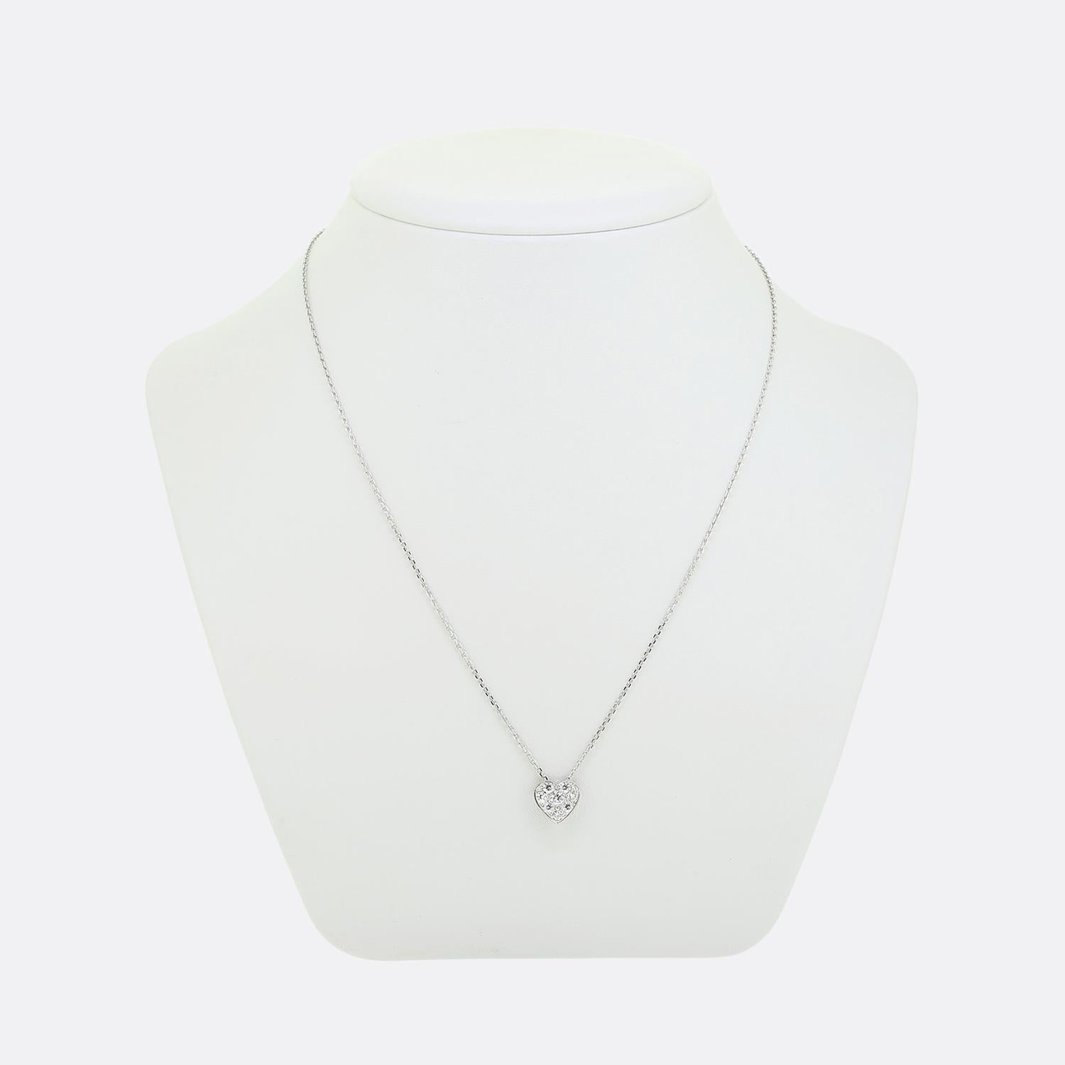Nous avons ici un collier à pendentifs en grappes de diamants raffiné. Cette pièce vintage a été réalisée en or blanc lustré 18ct et présente un pendentif en forme de cœur incrusté de diamants ronds de taille brillant. Chaque pierre a été