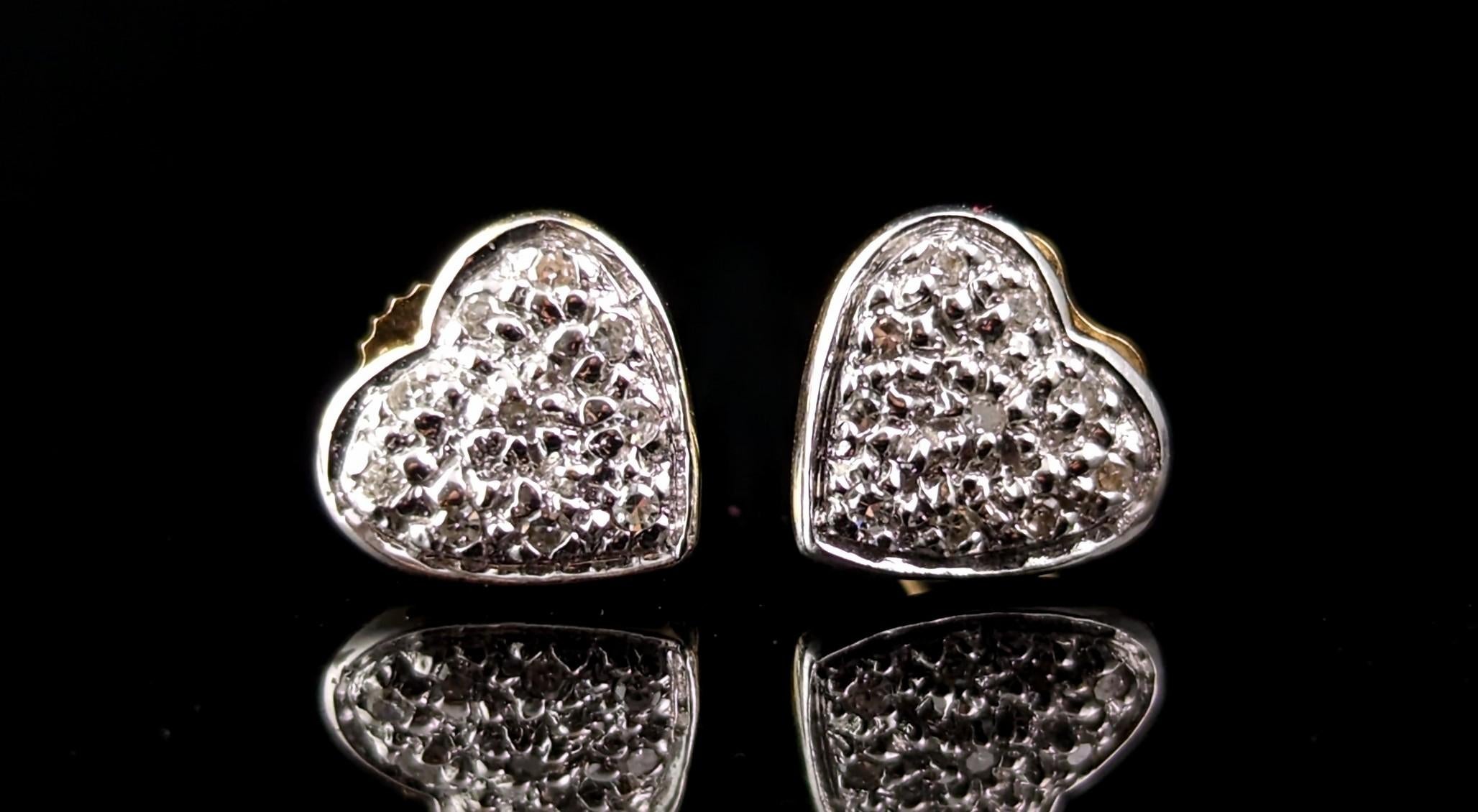 Vintage Diamond heart stud earrings, 9kt gold  In Good Condition For Sale In NEWARK, GB