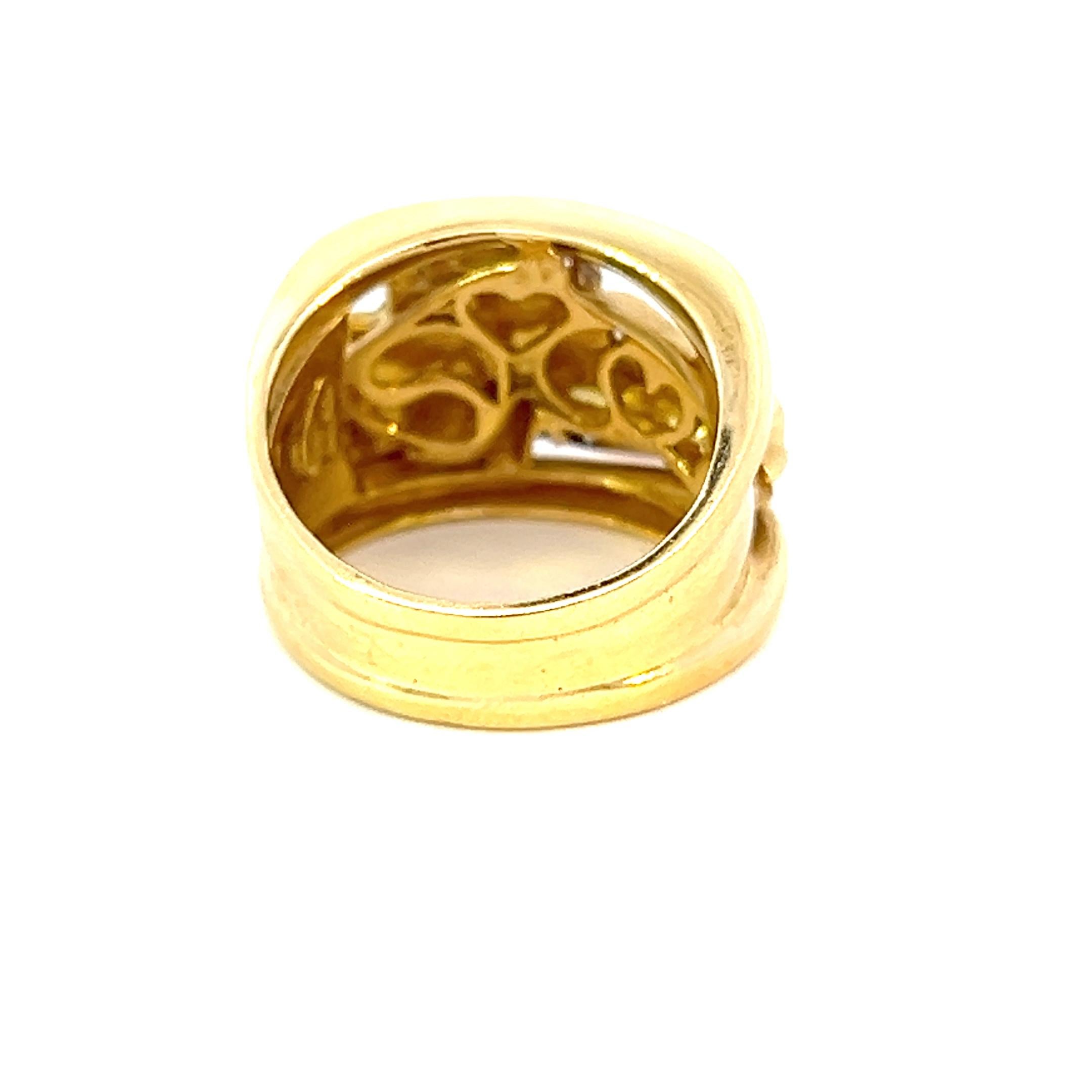 Dieser einzigartige Ring ist aus 18 Karat italienischem Weiß- und Gelbgold gefertigt und perfekt mit Diamanten besetzt. 