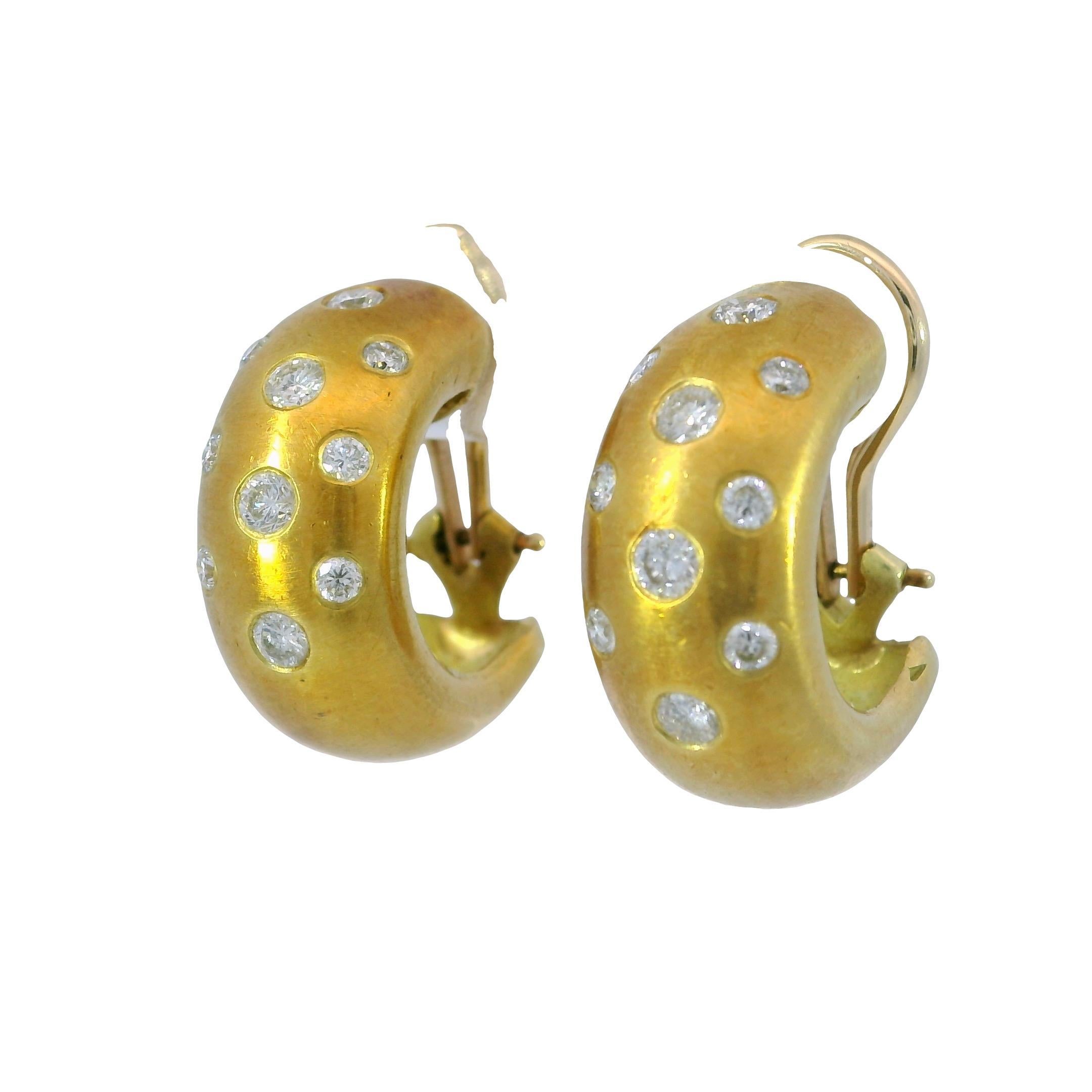 Vintage Diamond Huggie Hoop Earrings 18K Gelbgold ~0.8ctw VS Diamanten

Diese Ohrringe aus 18-karätigem Gelbgold bestechen durch ihr elegantes, modernes Design. Ihre glatte, abgerundete Form wird durch runde weiße Diamanten (~0,8 ctw) akzentuiert,