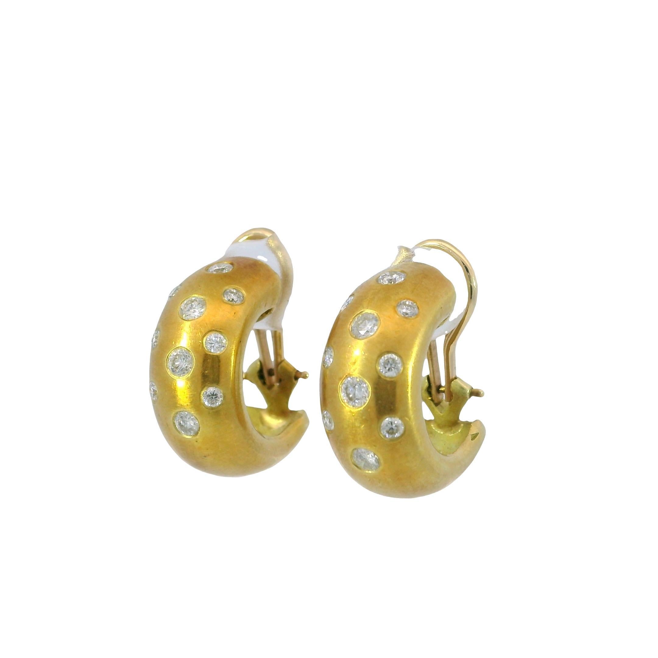 Vintage Diamond Huggie Hoop Earrings 18K Gelbgold ~0.8ctw VS Diamanten im Angebot 1