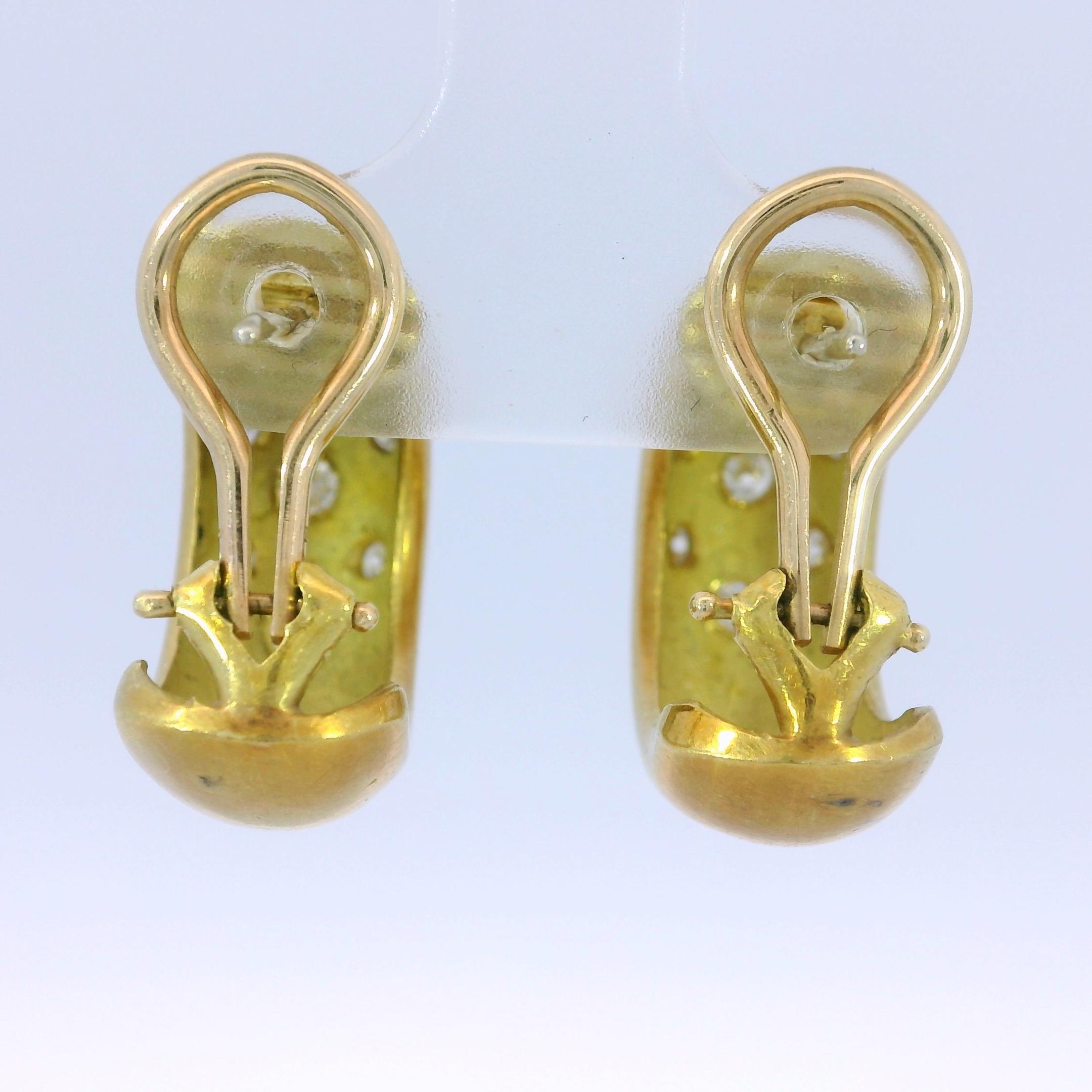 Vintage Diamond Huggie Hoop Earrings 18K Gelbgold ~0.8ctw VS Diamanten im Angebot 3