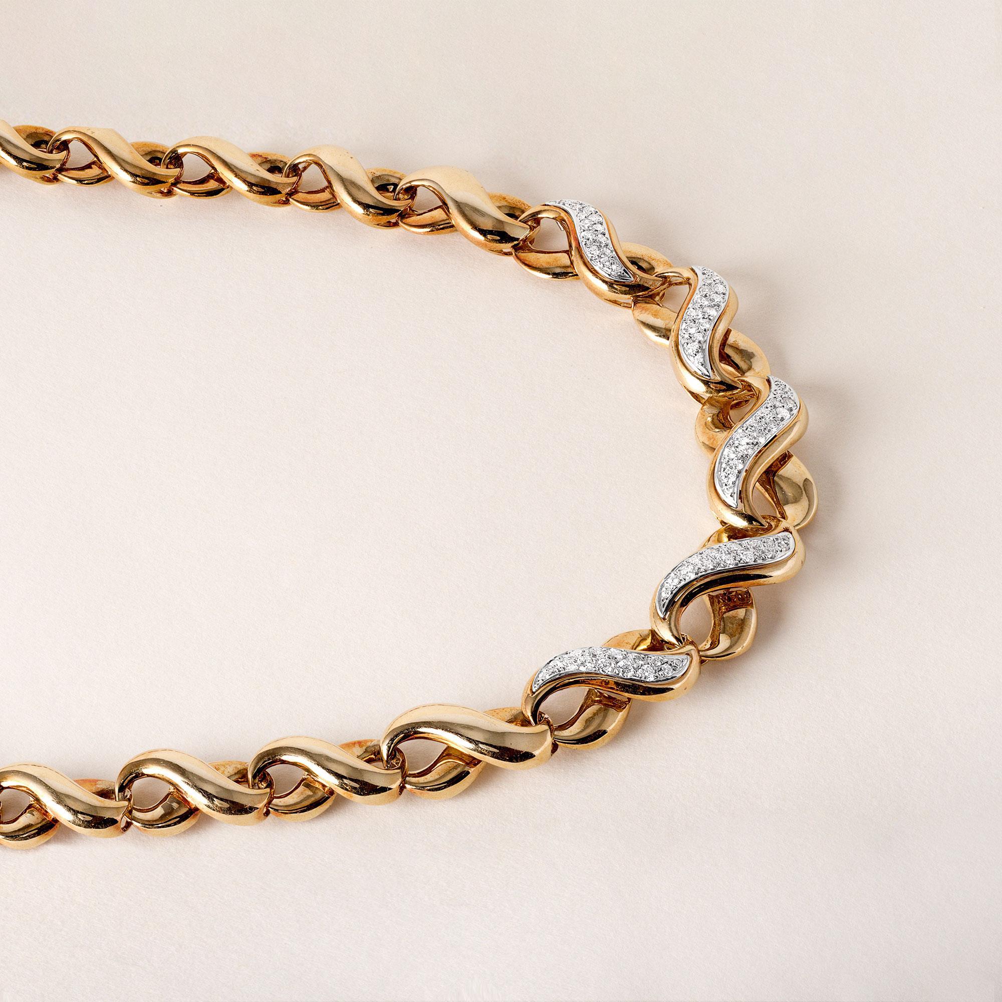 Collier vintage en diamants Circa 1980
5 maillons de l'infini sertis de diamants
2 carats de poids total de diamants ronds et brillants
F-G VS2
60,6 grammes
Longueur, 17 pouces