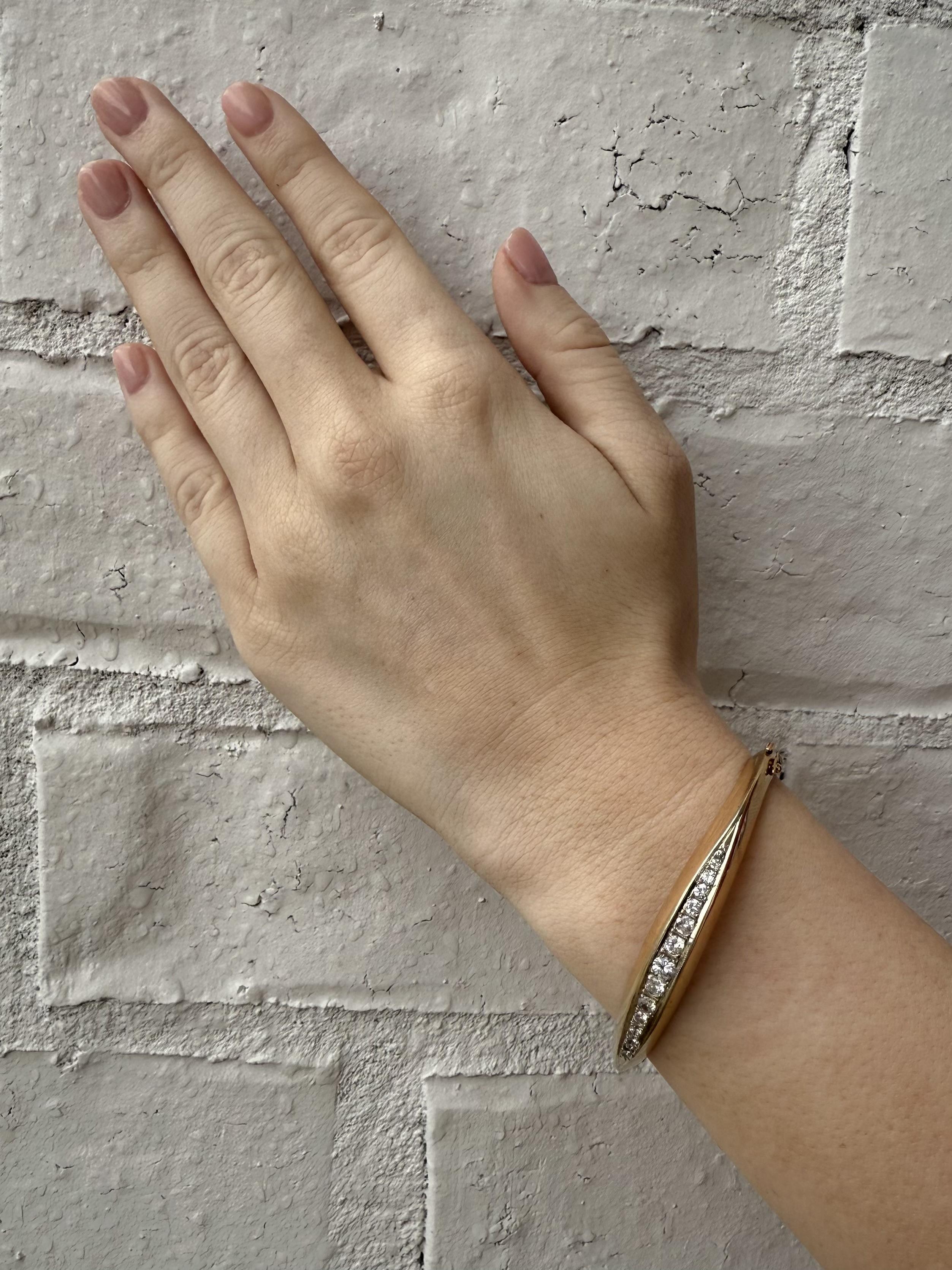 Wir lieben diese schlichte Vintage-Schönheit!!

Armbänder Details
MATERIAL: 14K Gelbgold
Epoche: Retro 1960 - 1980
Kopfbreite: 9mm
Kopfhöhe: 5mm
Gewicht: 14.0 Gramm
Geschätzte Größe des Handgelenks: 7 Zoll, Durchschnitt

Akzentuiert durch die