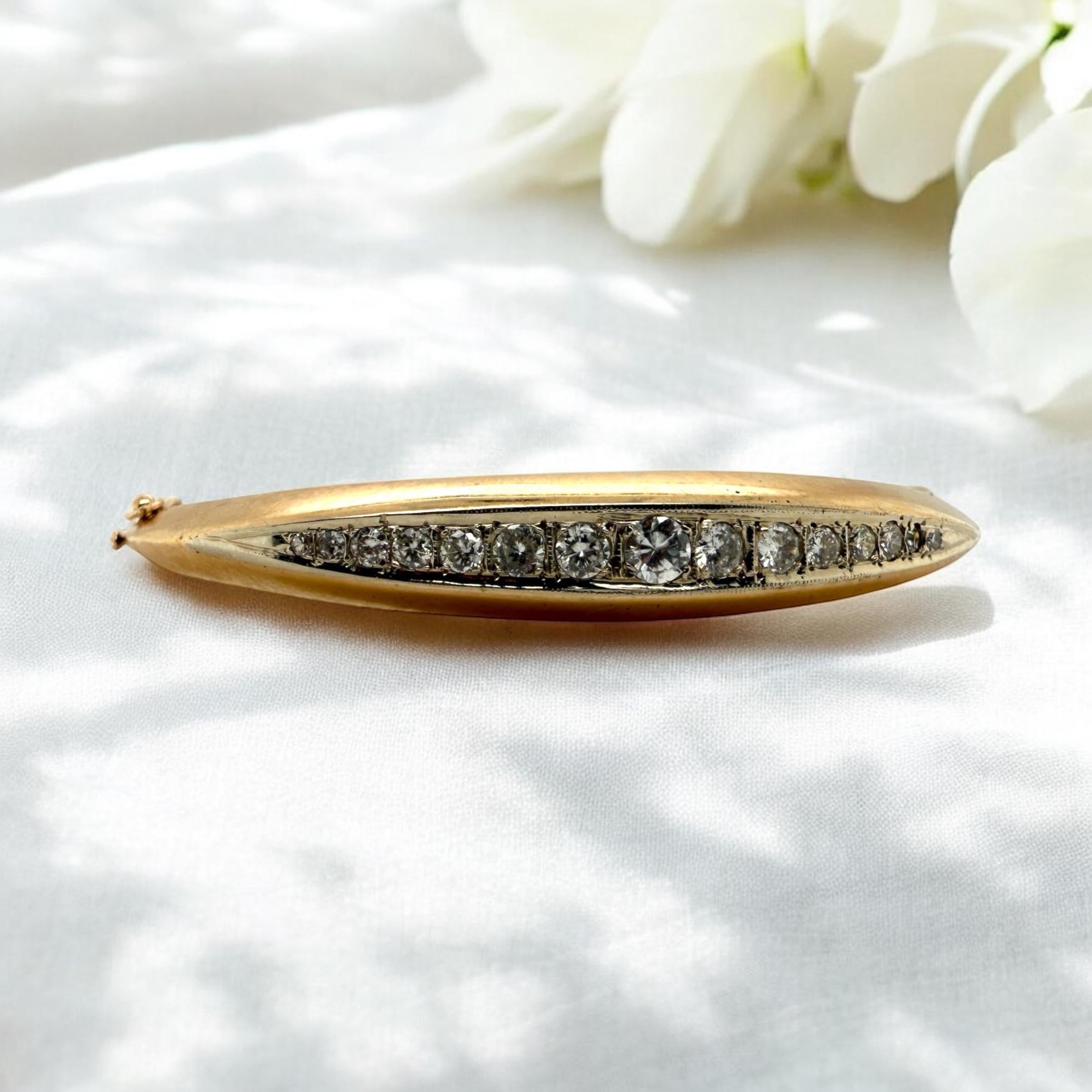 Vintage Diamant-Armreif aus 14 Karat Gelbgold mit Messerkante (Retro) im Angebot