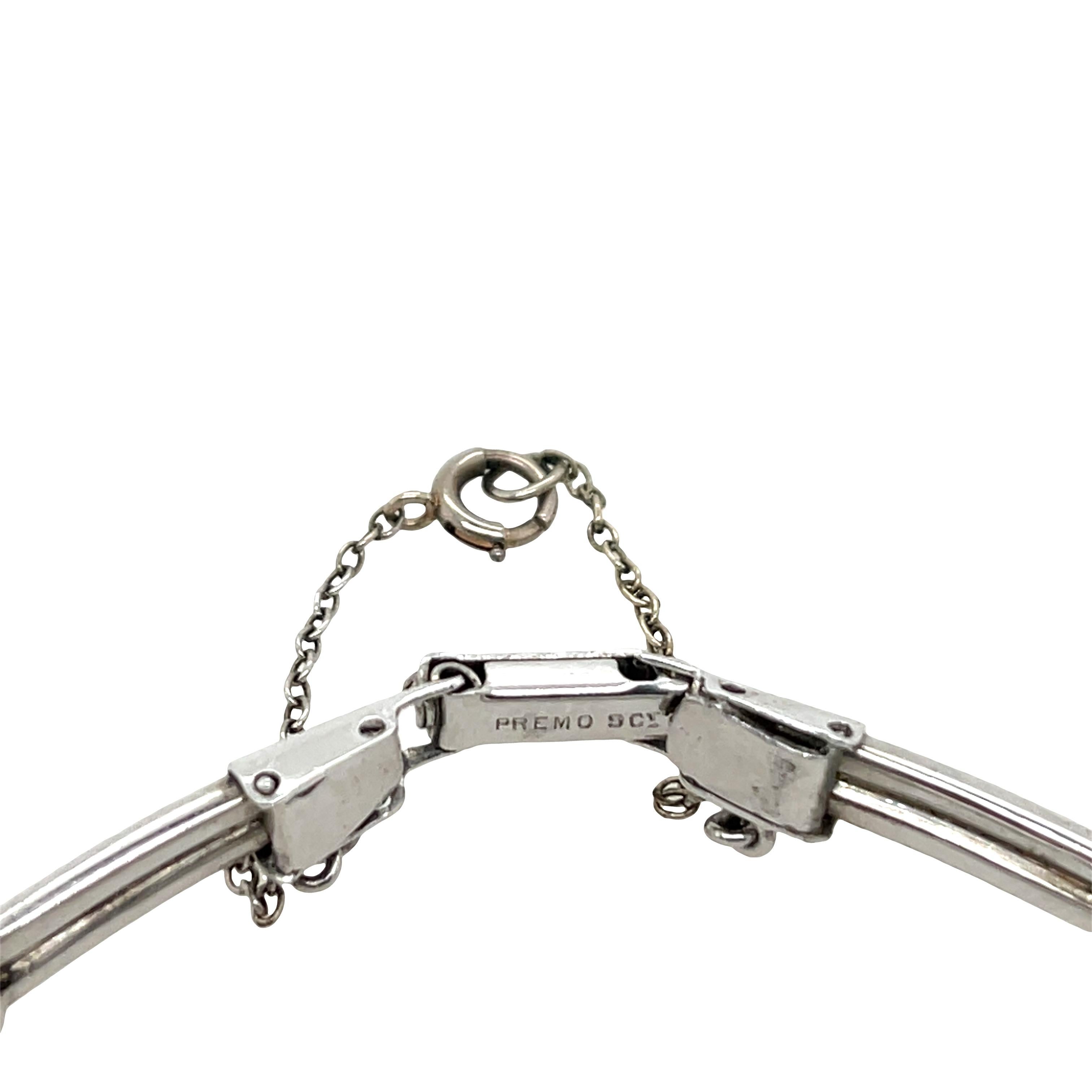 Eine atemberaubende Vintage-Damenuhr mit einem Platingehäuse und einem Armband aus 9 Karat Weißgold. Die Uhr ist mit ca. 1,30 Karat Diamanten im Rosenschliff besetzt, die durch spitz zulaufende Baguette-Diamanten (4 auf jeder Seite) ergänzt werden