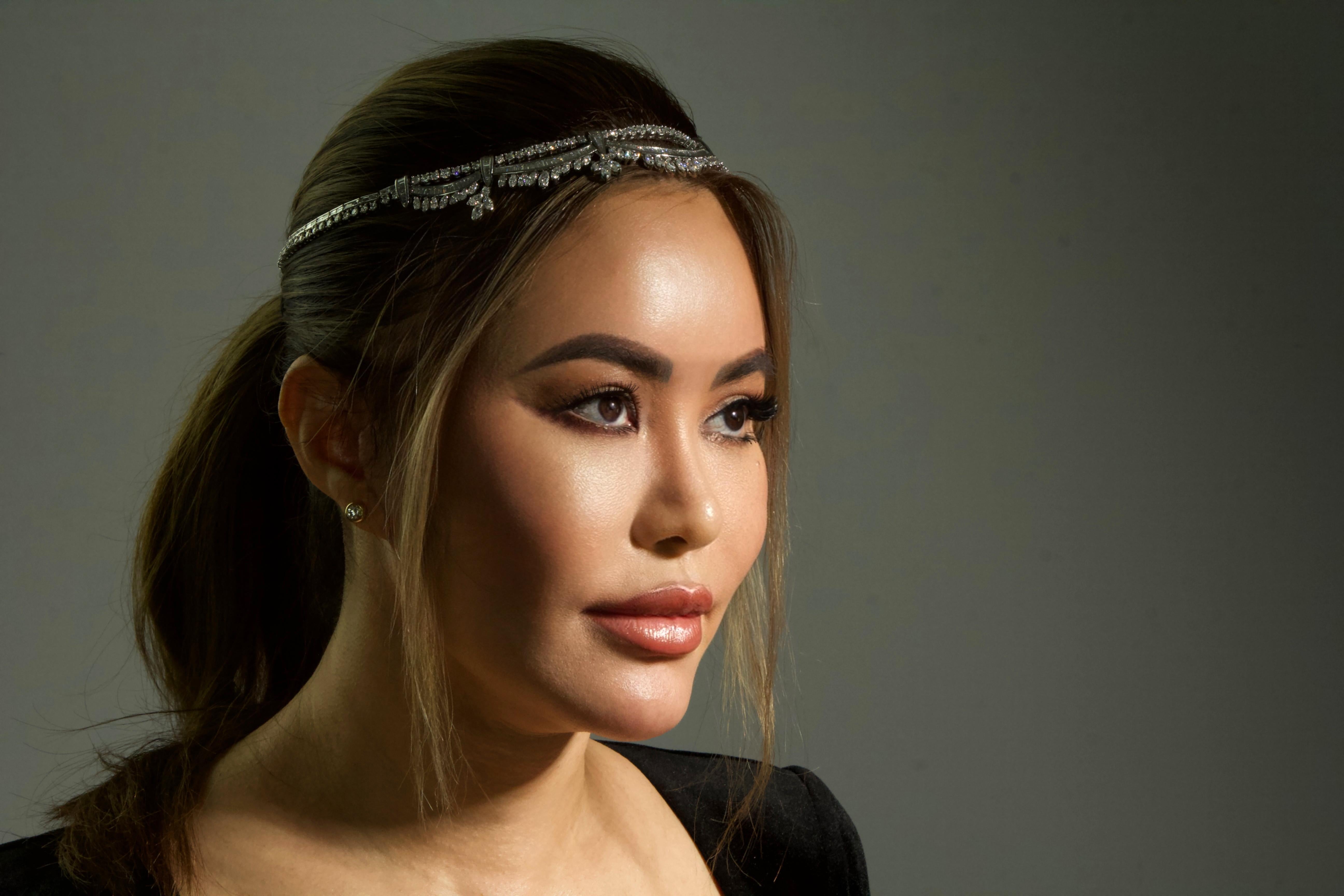 Collier à trois rangs en platine et diamants réalisé au milieu du 20e siècle.
Whiting : un rang supérieur de diamants blancs ronds de taille brillant, un rang central de diamants baguettes gradués et un rang inférieur de diamants marquises sertis en