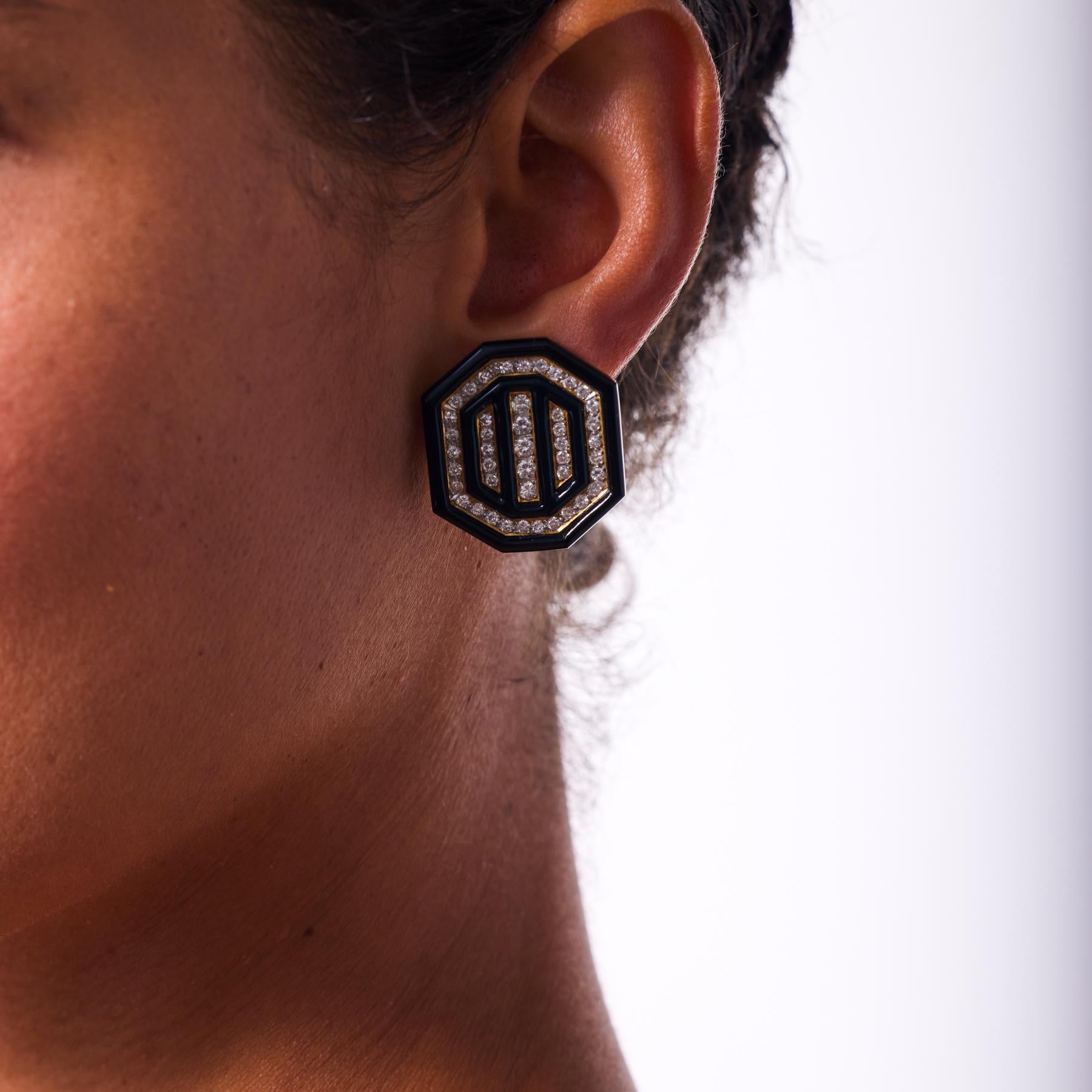 Taglio brillante Orecchini a clip d'epoca in oro giallo 18 carati con diamante e onice in vendita