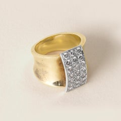 Anello da cocktail modernista d'epoca con pavé di diamanti a banda larga in oro bicolore 14K