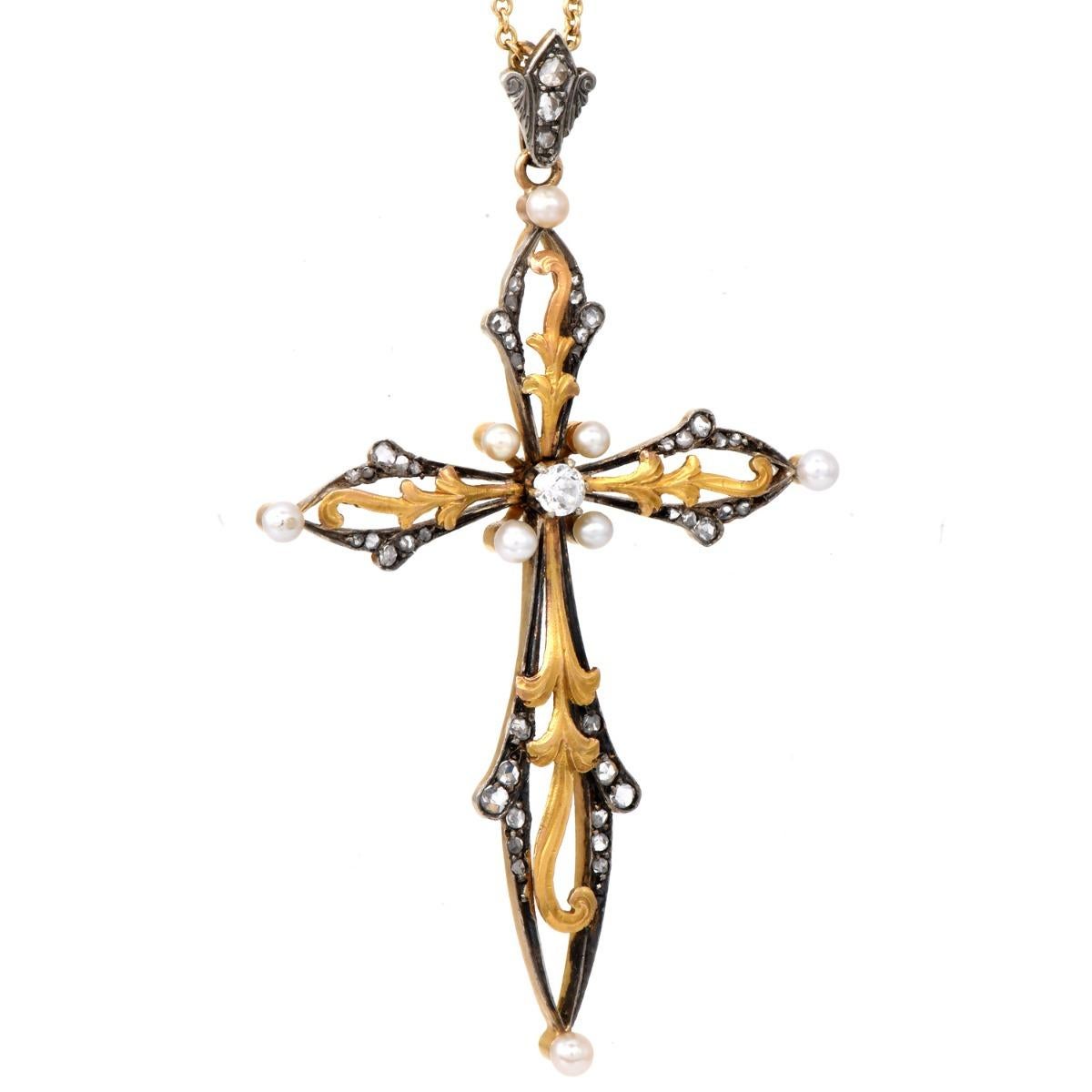 Taglio rotondo Diamante d'epoca con perla in oro 18 carati e argento  Ciondolo a forma di croce in vendita