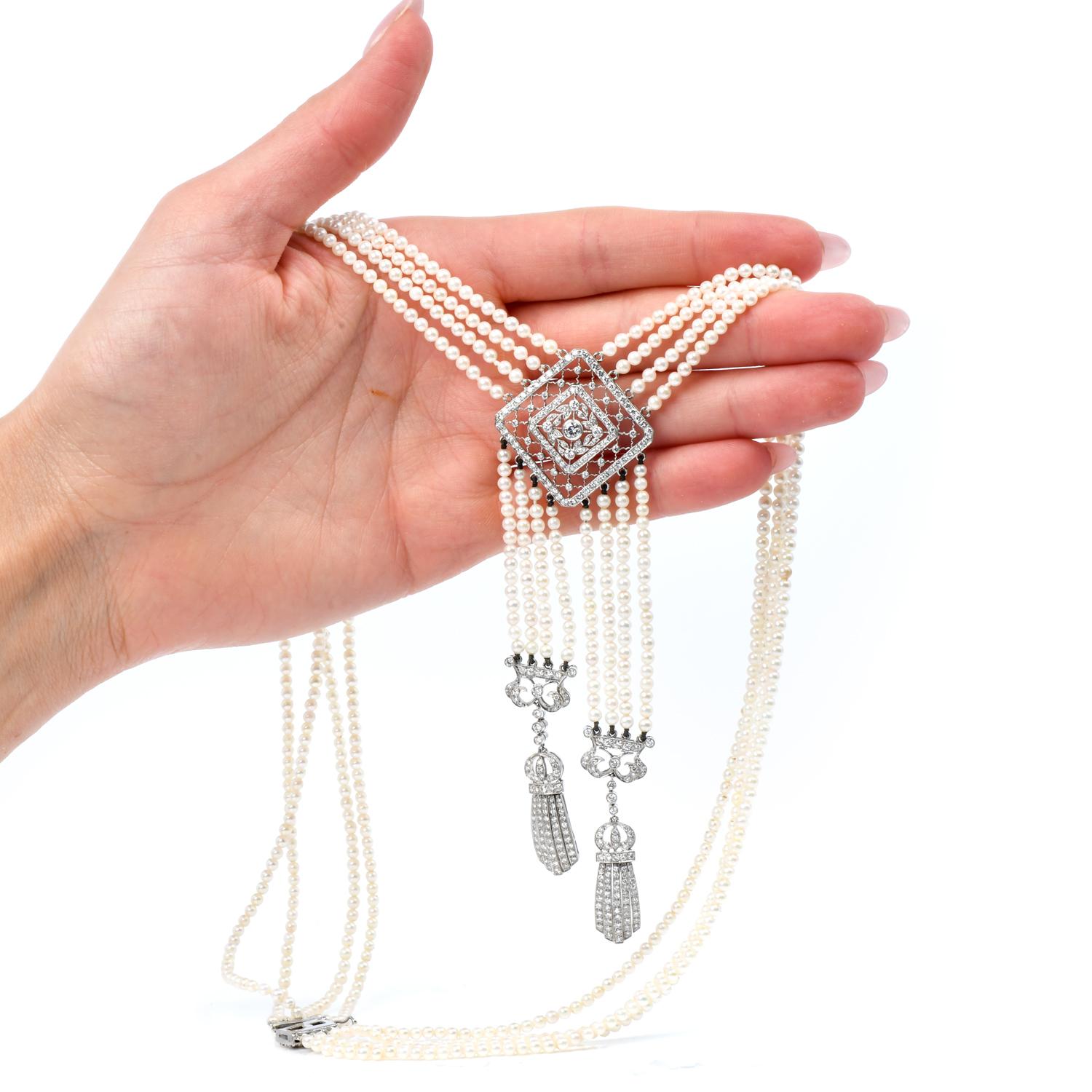 Diese exquisite Tassel Desing Necklace bringt den Look der 1920er Jahre in die moderne Welt. 

Ein Tanz von cremefarbenen, 3 mm großen, echten Perlen schmückt das Stück und die mehreren Stränge. 
Eine Art-Déco-inspirierte Schließe, schleifenförmige