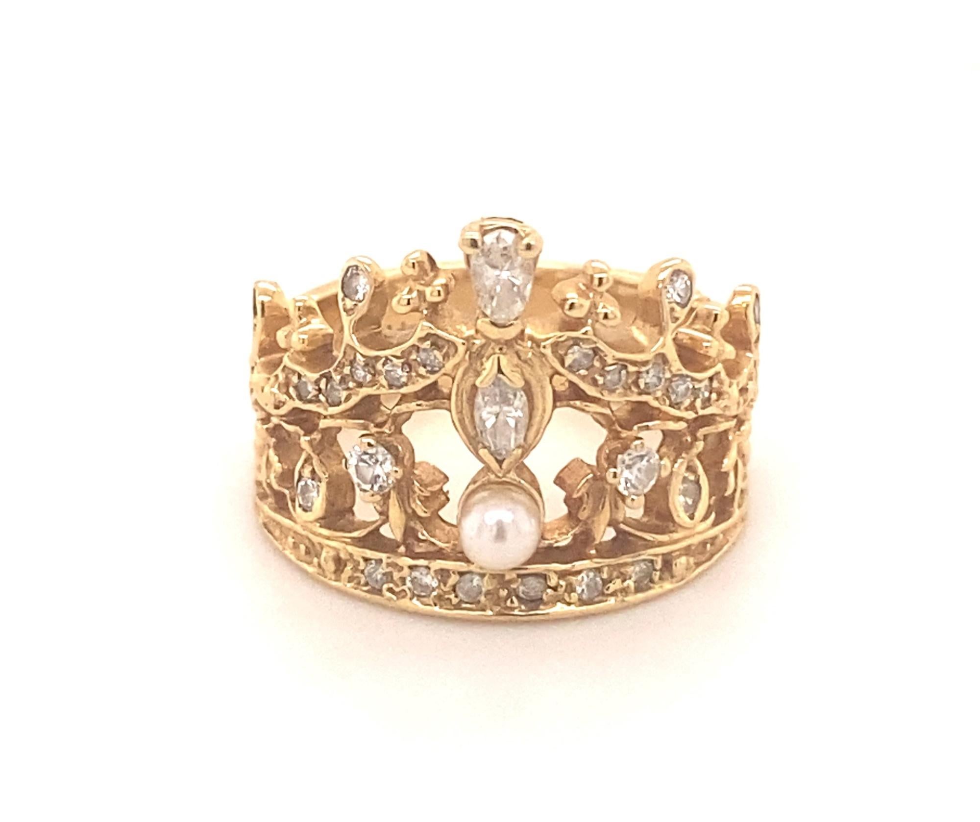 Dies ist eine schöne Vintage-Krone mit erstaunlichen filigranen Details mit Diamanten und einer Perle besetzt. Der Ring ist mit 14K Herstellermarken gestempelt und mit FM87 datiert. Der Ring ist mit 14 runden und 2 marquiseförmigen Diamanten und 1
