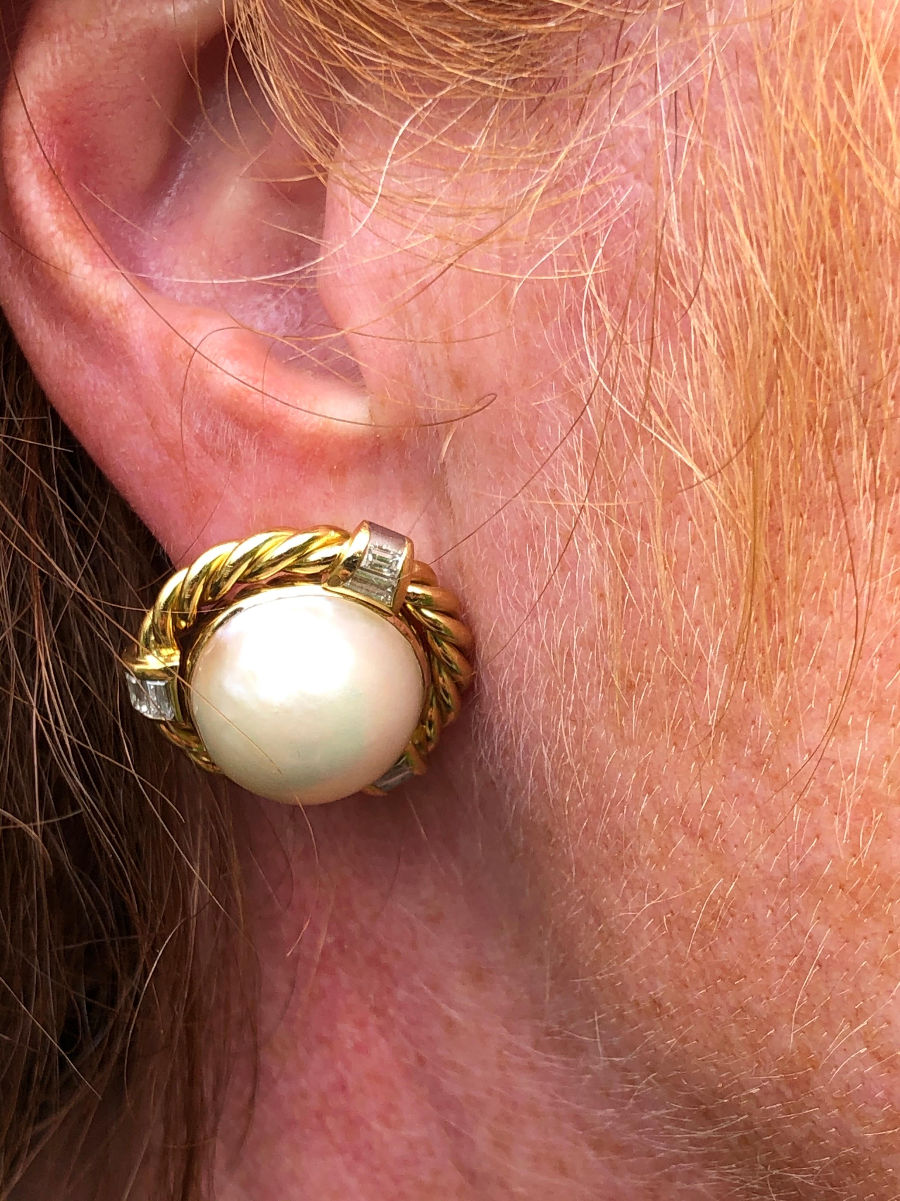 Verwechselbare Ohrringe aus 14 Karat Gold mit Diamanten, Perlen, Lapis und 14 Karat Gold (Moderne) im Angebot