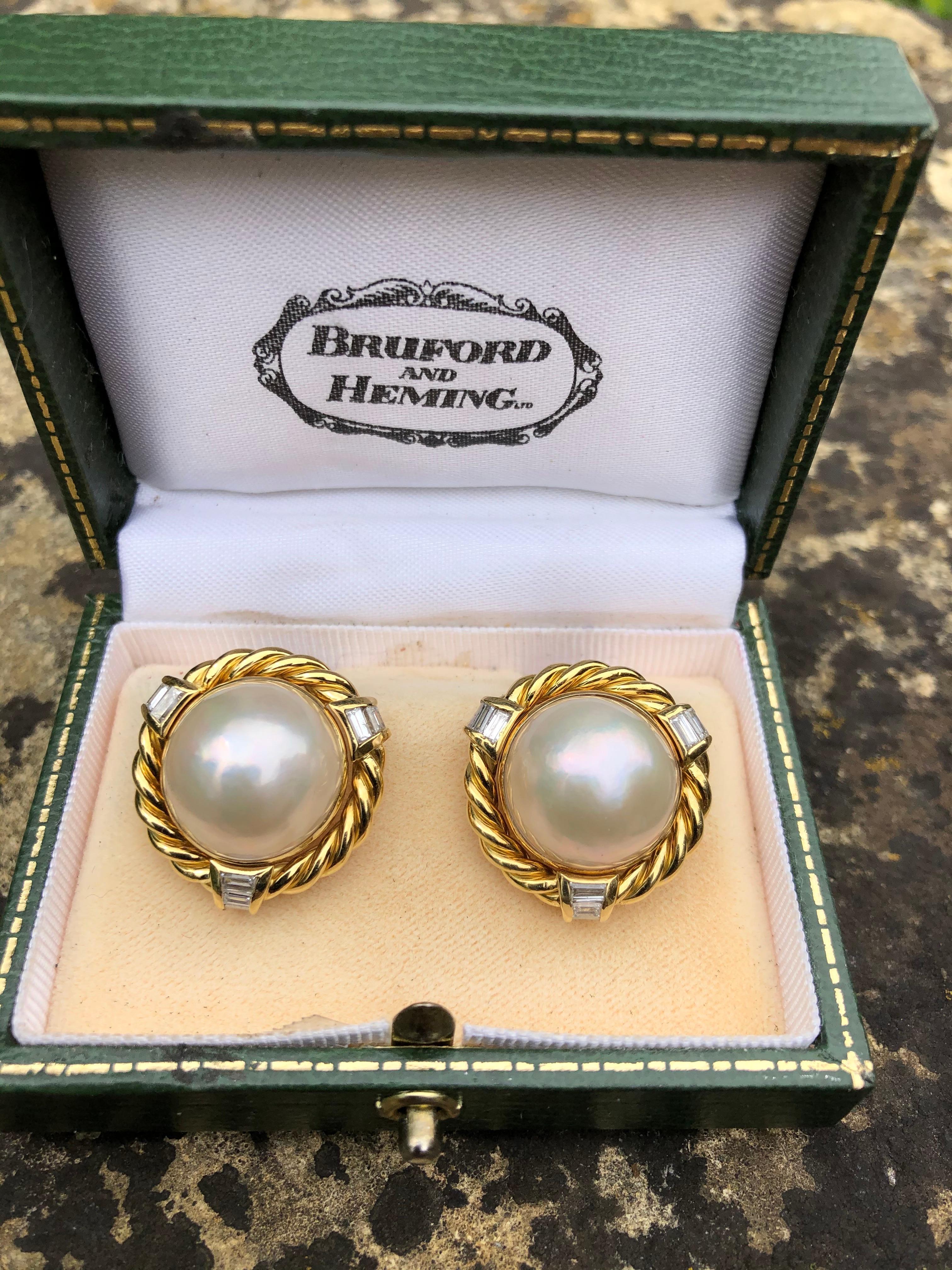 Verwechselbare Ohrringe aus 14 Karat Gold mit Diamanten, Perlen, Lapis und 14 Karat Gold (Rundschliff) im Angebot