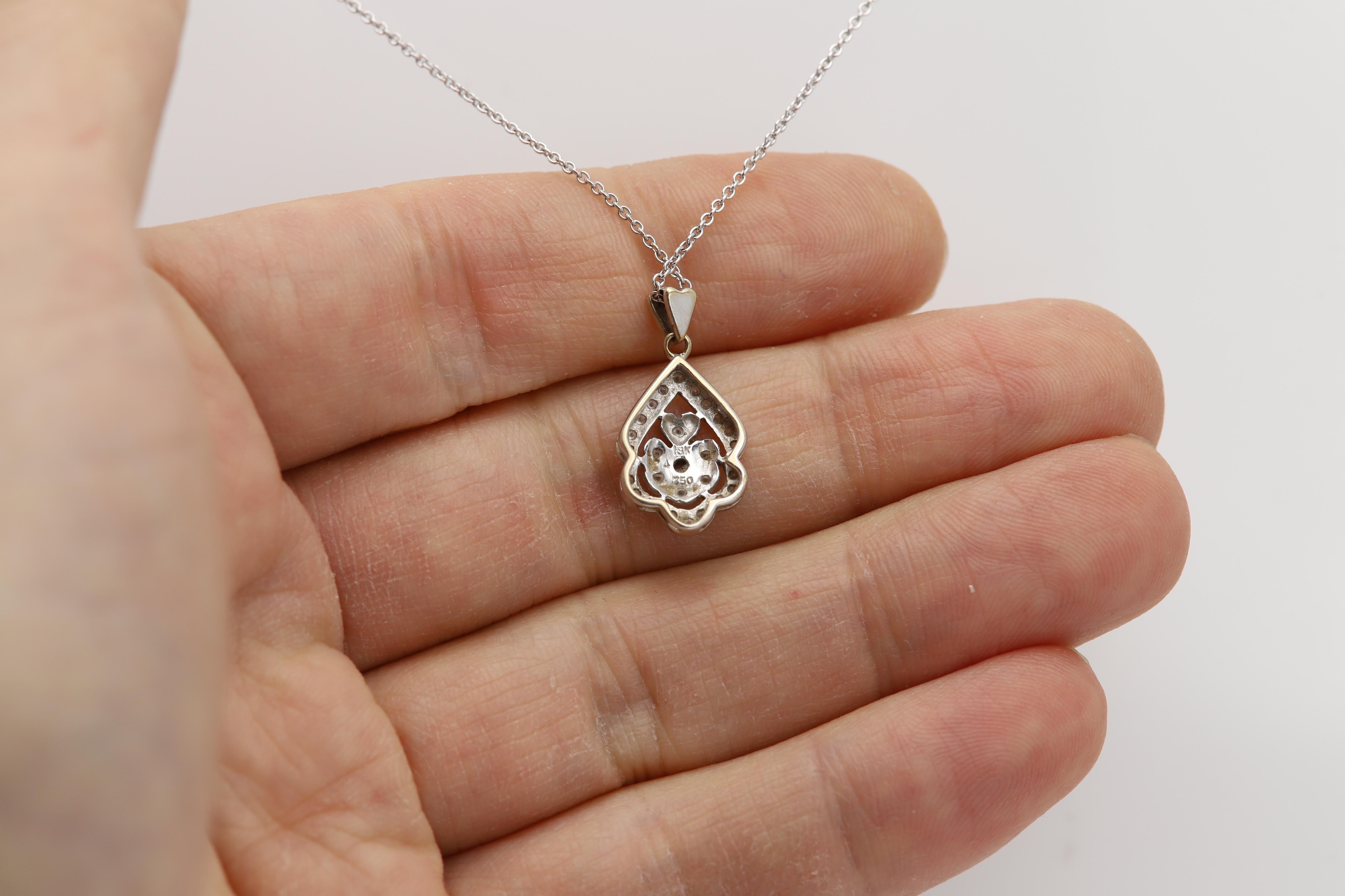 Vintage Cluster Diamond Pendant
Pre-owned very good condition
18k White Gold approx 3.30 grams
Natural Diamonds - (don't have the exact count)
age is probably before the 1980's
size overall approx 16 x 10 mm
Chain is 16' inch basic cable chain and