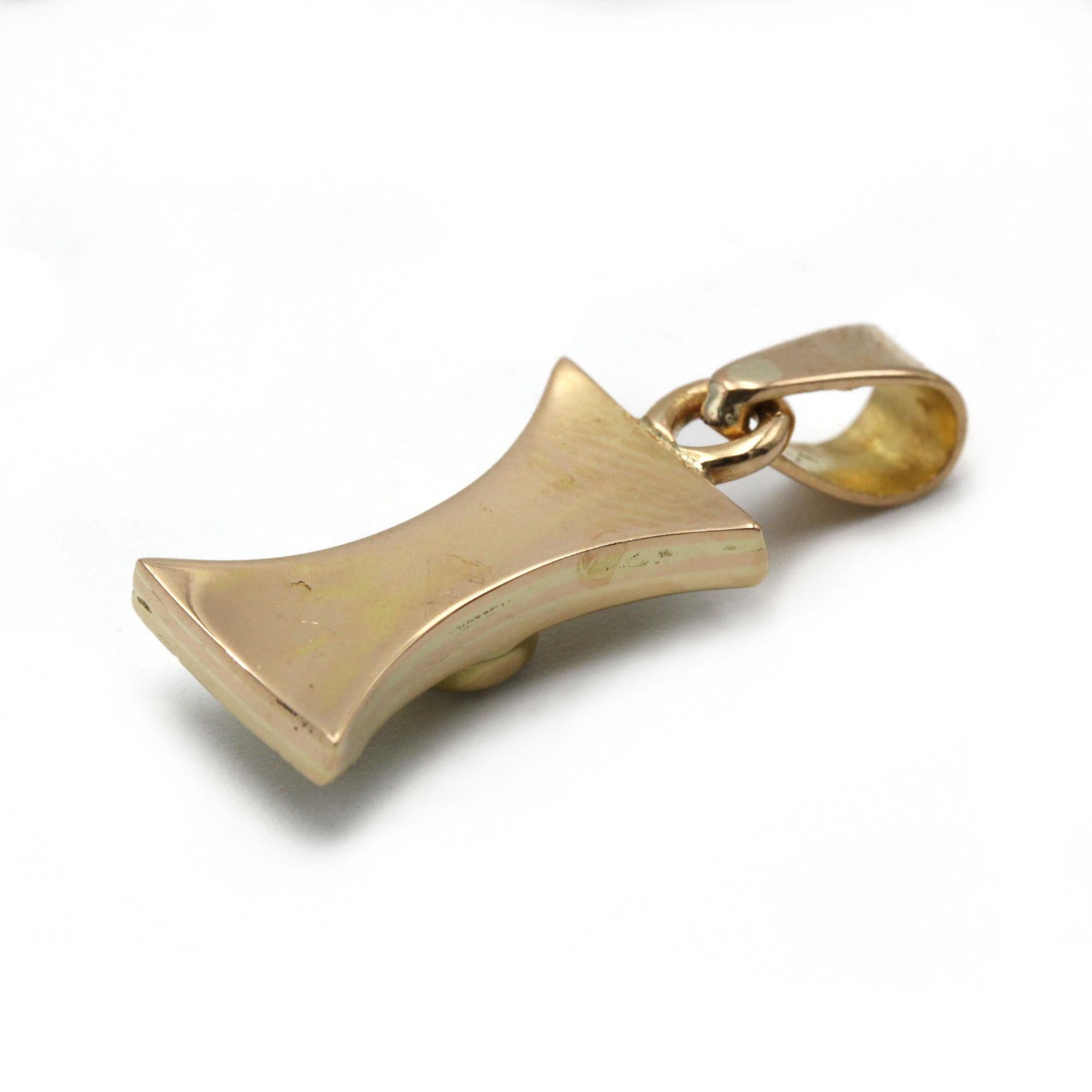 Contemporary Vintage Diamond Pendant in 18k Yellow Gold, Total 0.80ct, Hourglass Shape For Sale