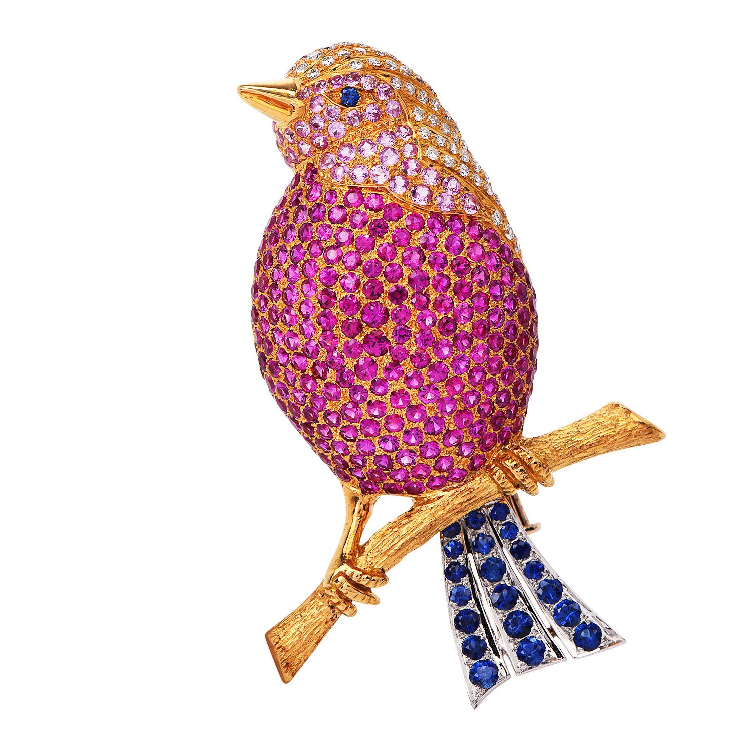 This stunning high-quality made vintage songbird pin is crafted in solid 18K yellow gold.

Its crest is elaborated with 53 genuine pave set round fancy natural diamonds approx. 0.50 carats, and G-H color, VS clarity. 

The body of the bird is finely
