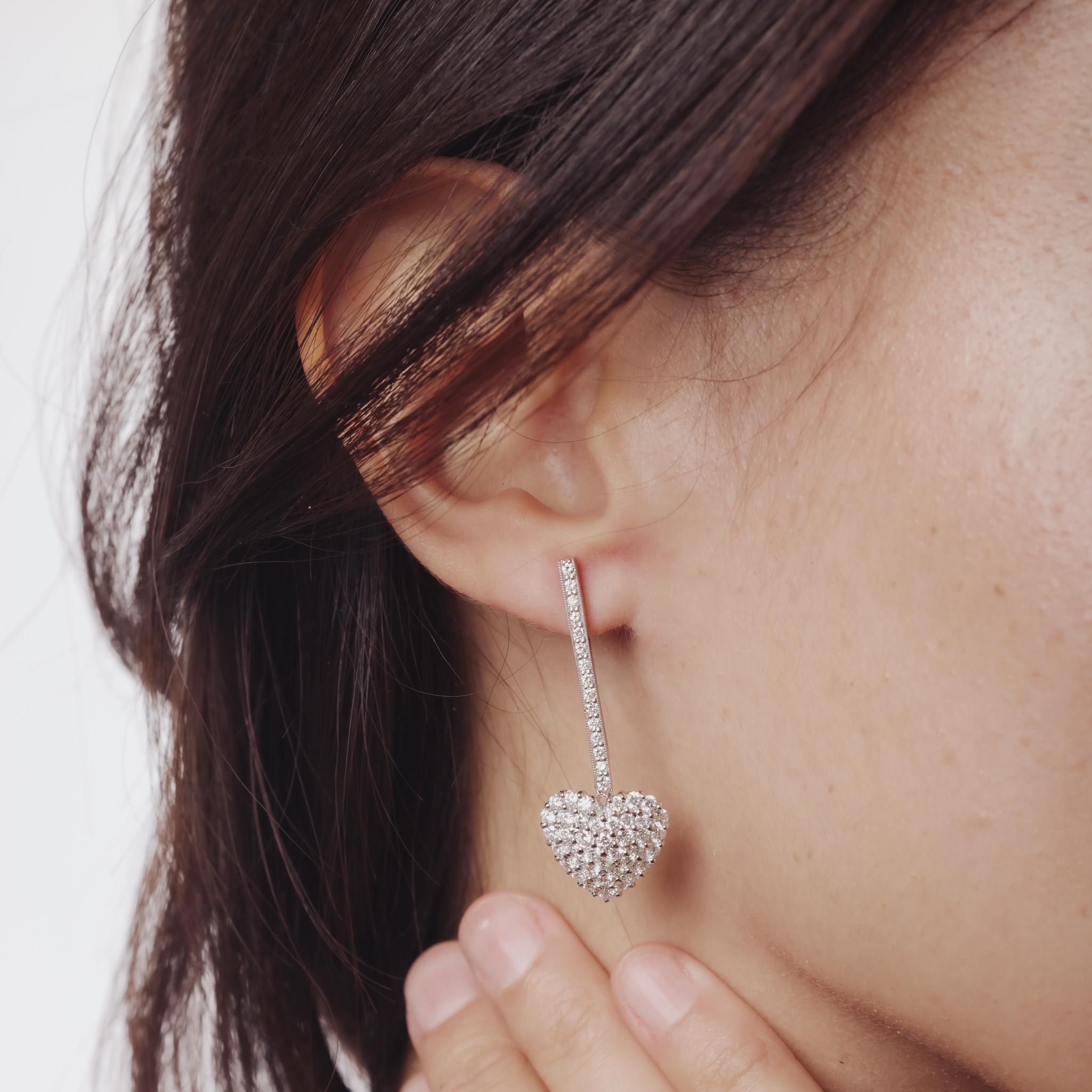 Questi orecchini vintage degli anni '90 presentano 108 scintillanti diamanti tondi brillanti incastonati in platino e oro bianco 14 carati, creando un design radioso ed elegante senza tempo.