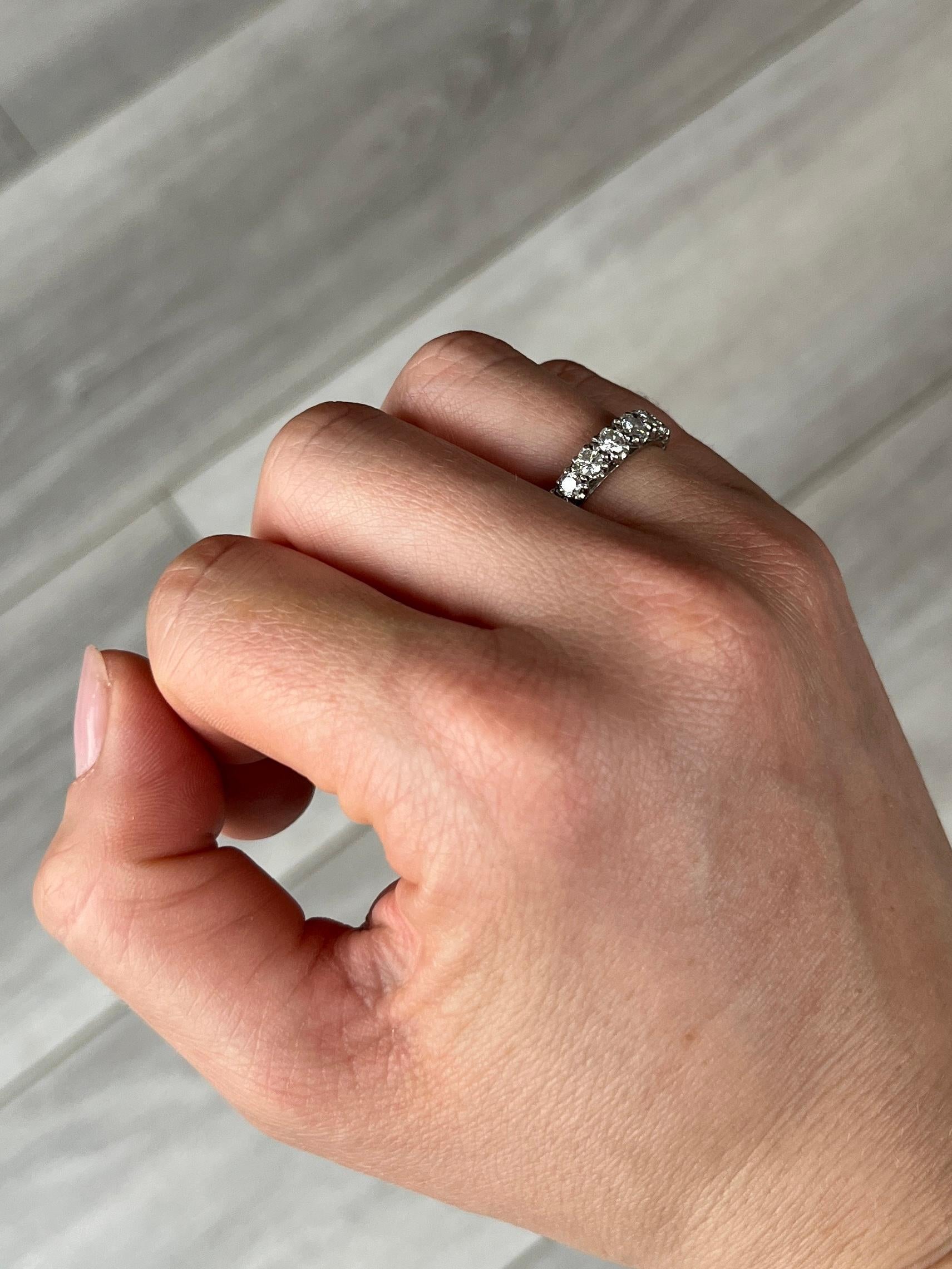 I nove diamanti vanno da 5pt a 15pt. Il totale del diamante è di 75 punti. I diamanti sono luminosi e hanno un meraviglioso scintillio. La fascia è realizzata in oro 18 carati e le pietre sono incastonate in platino. Completamente marchiato Londra