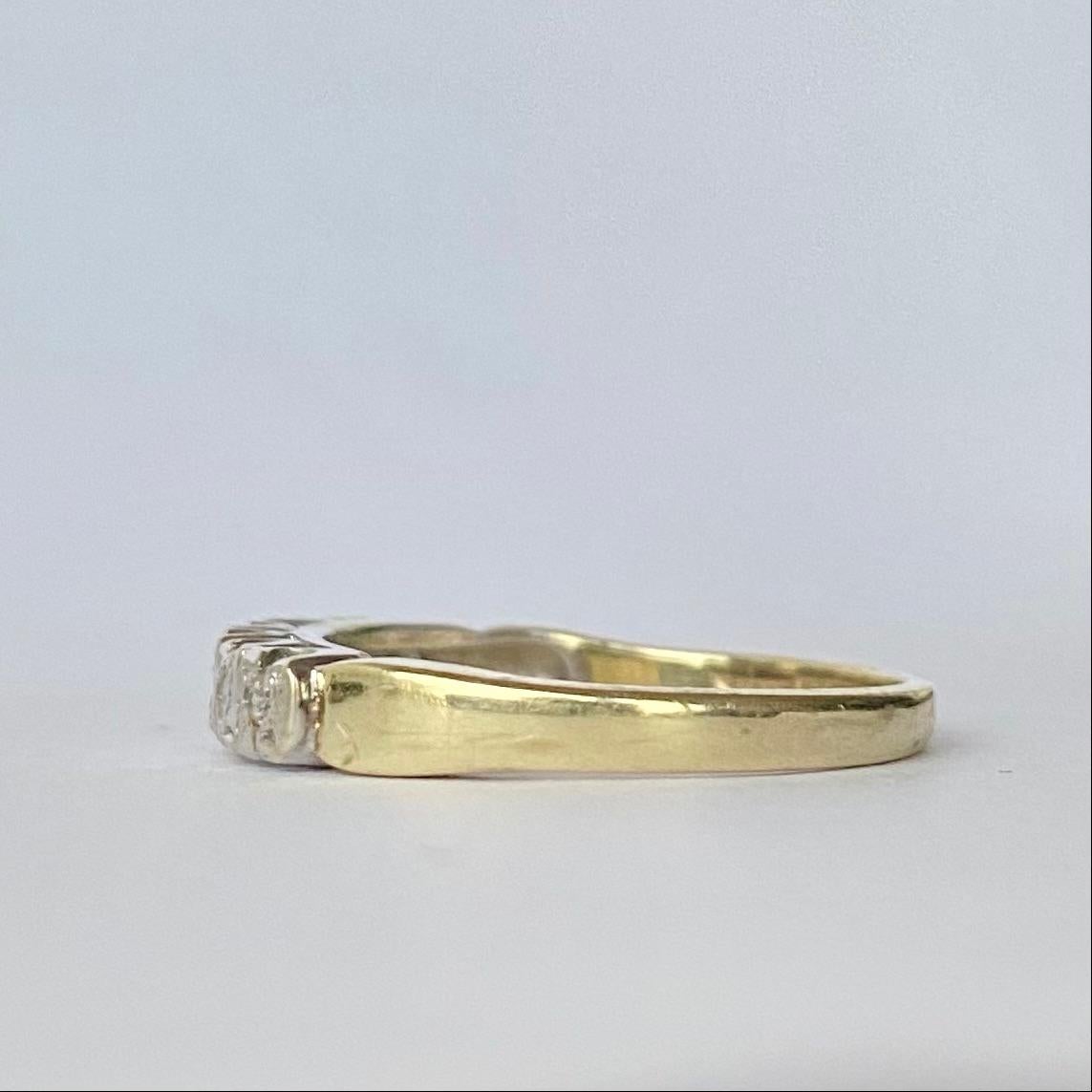 Auf diesem schlichten Band aus 18 Karat Gold sitzen sieben funkelnde Diamanten mit einem Gesamtgewicht von 20 Pence. Hergestellt in Birmingham, England. 

Ring Größe: M oder 6 1/4 
Breite des Bandes: 3,5 mm

Gewicht: 2,9 g