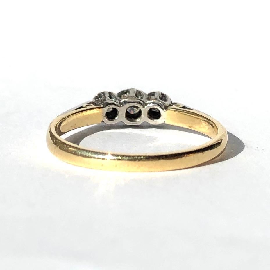 Dreisteiniger Ring aus Diamant, Platin und 18 Karat Gold (Moderne) im Angebot