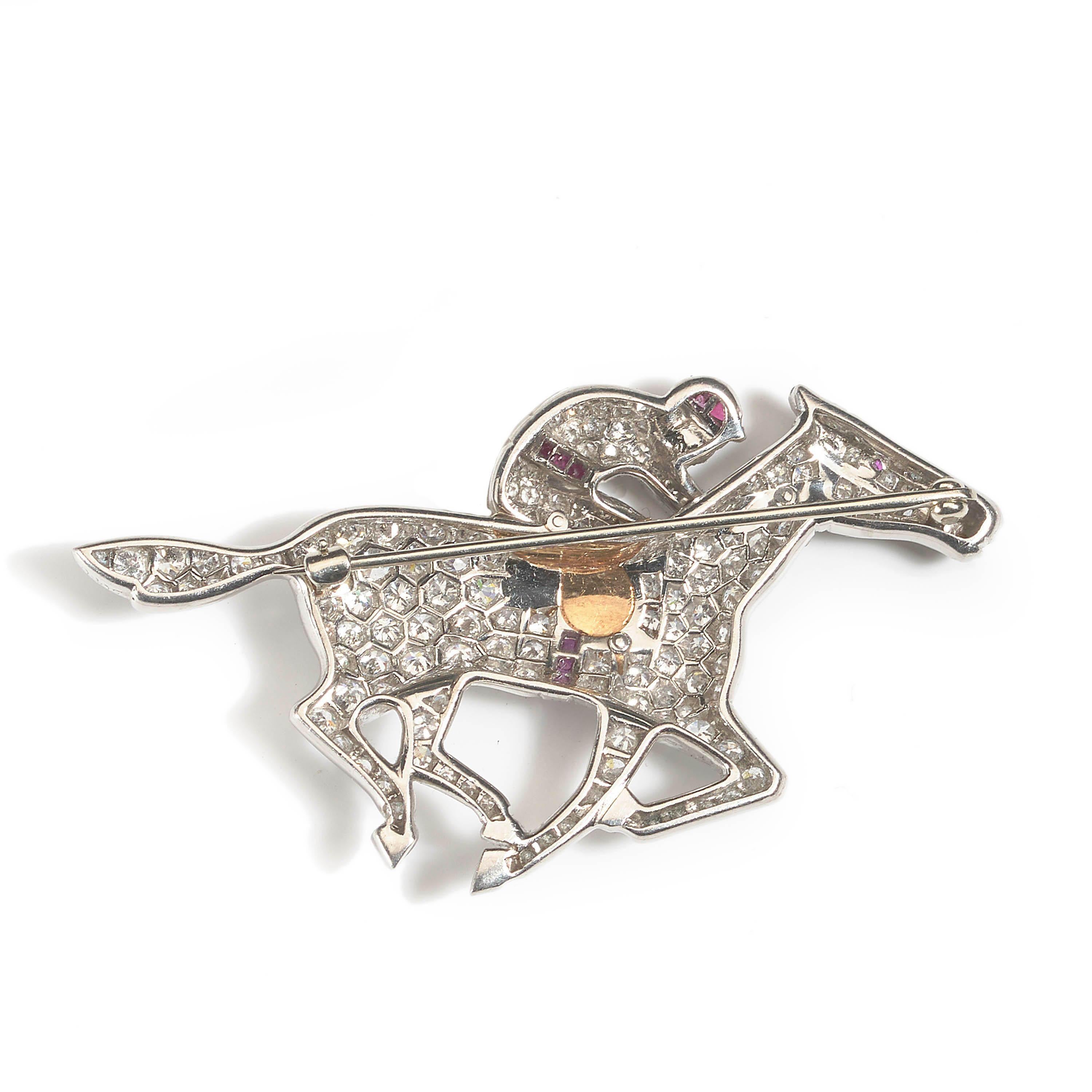 Taille brillant Broche vintage en diamant, platine et or représentant un cheval et un jockey, circa 1960 en vente