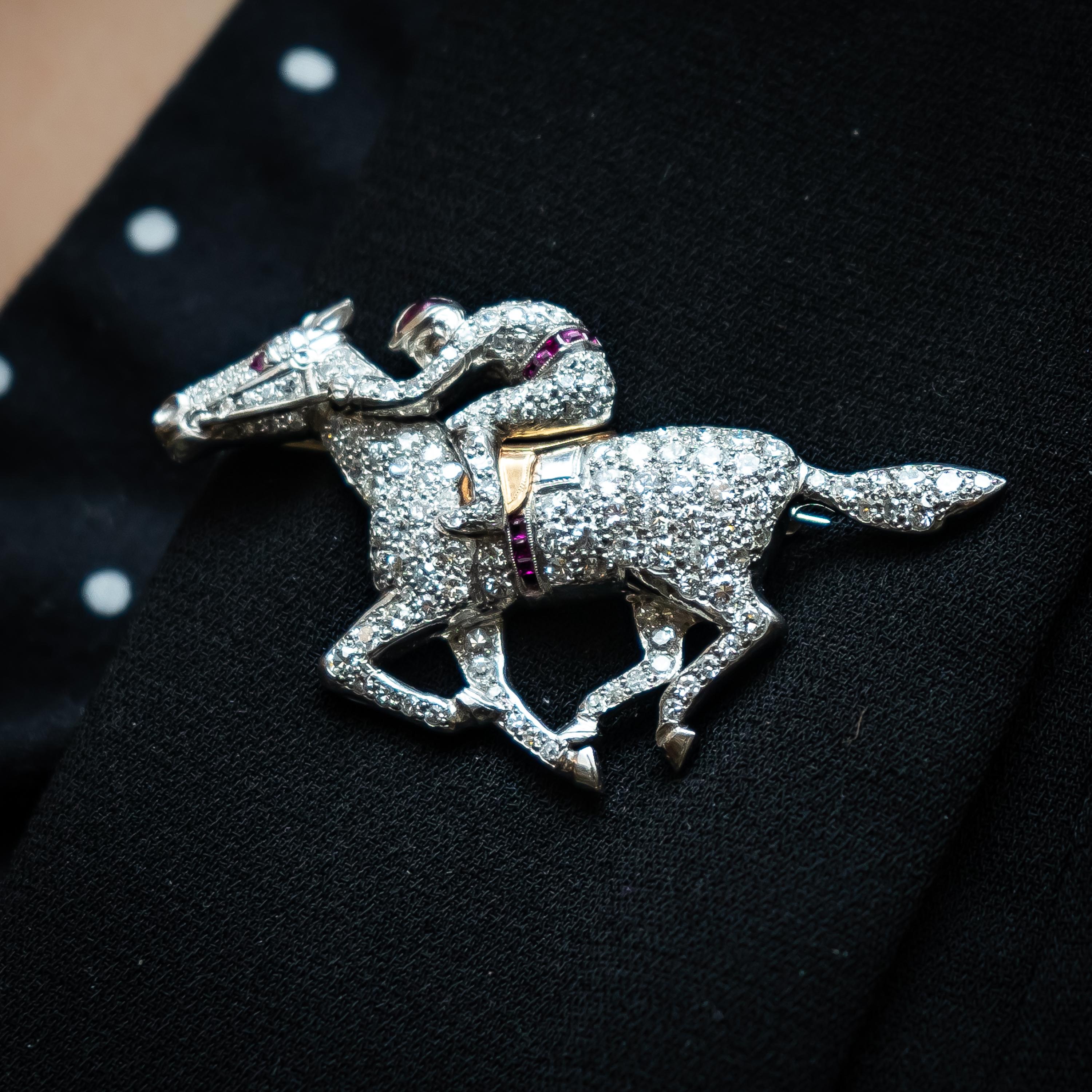 Broche vintage en diamant, platine et or représentant un cheval et un jockey, circa 1960 Unisexe en vente