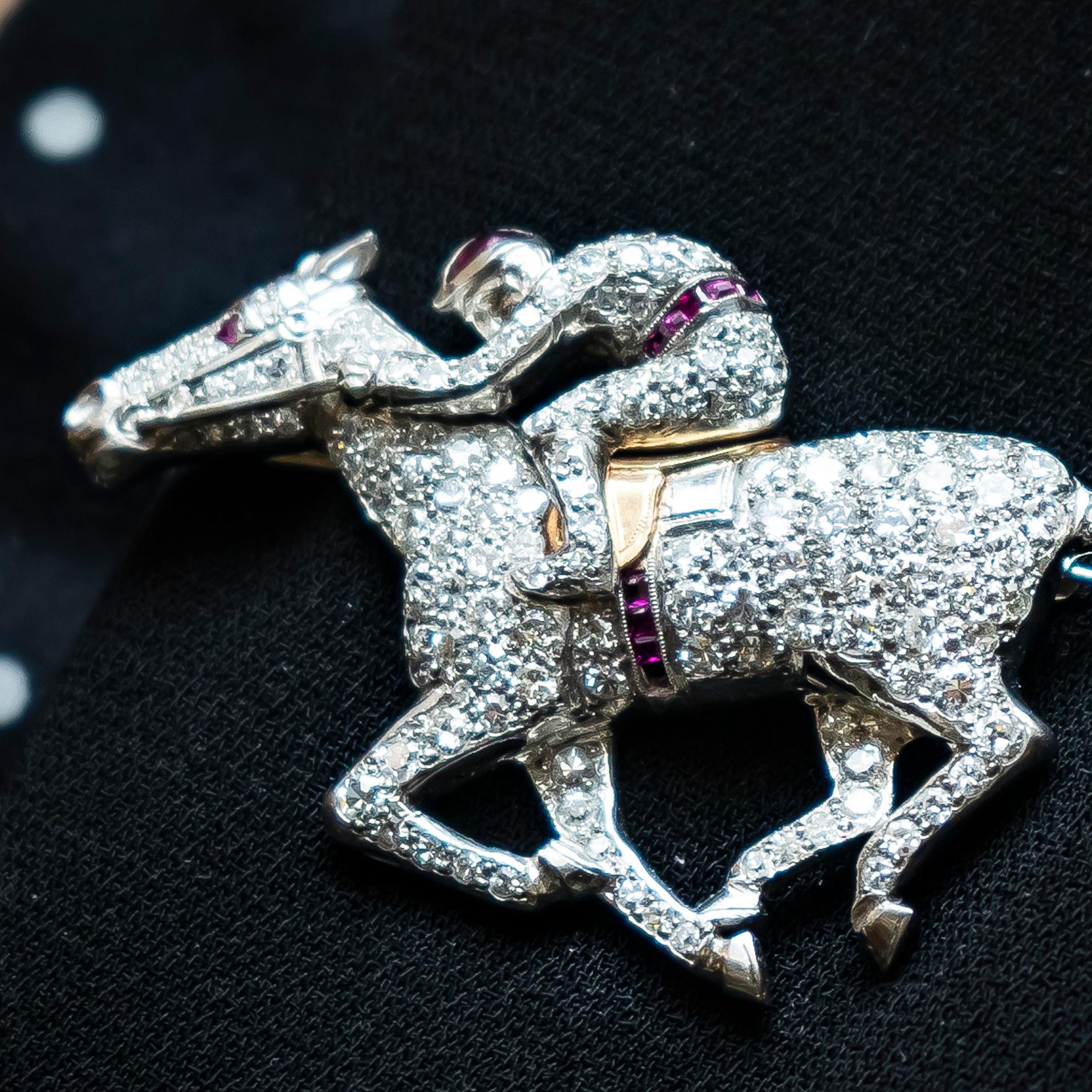 Broche vintage en diamant, platine et or représentant un cheval et un jockey, circa 1960 en vente 1