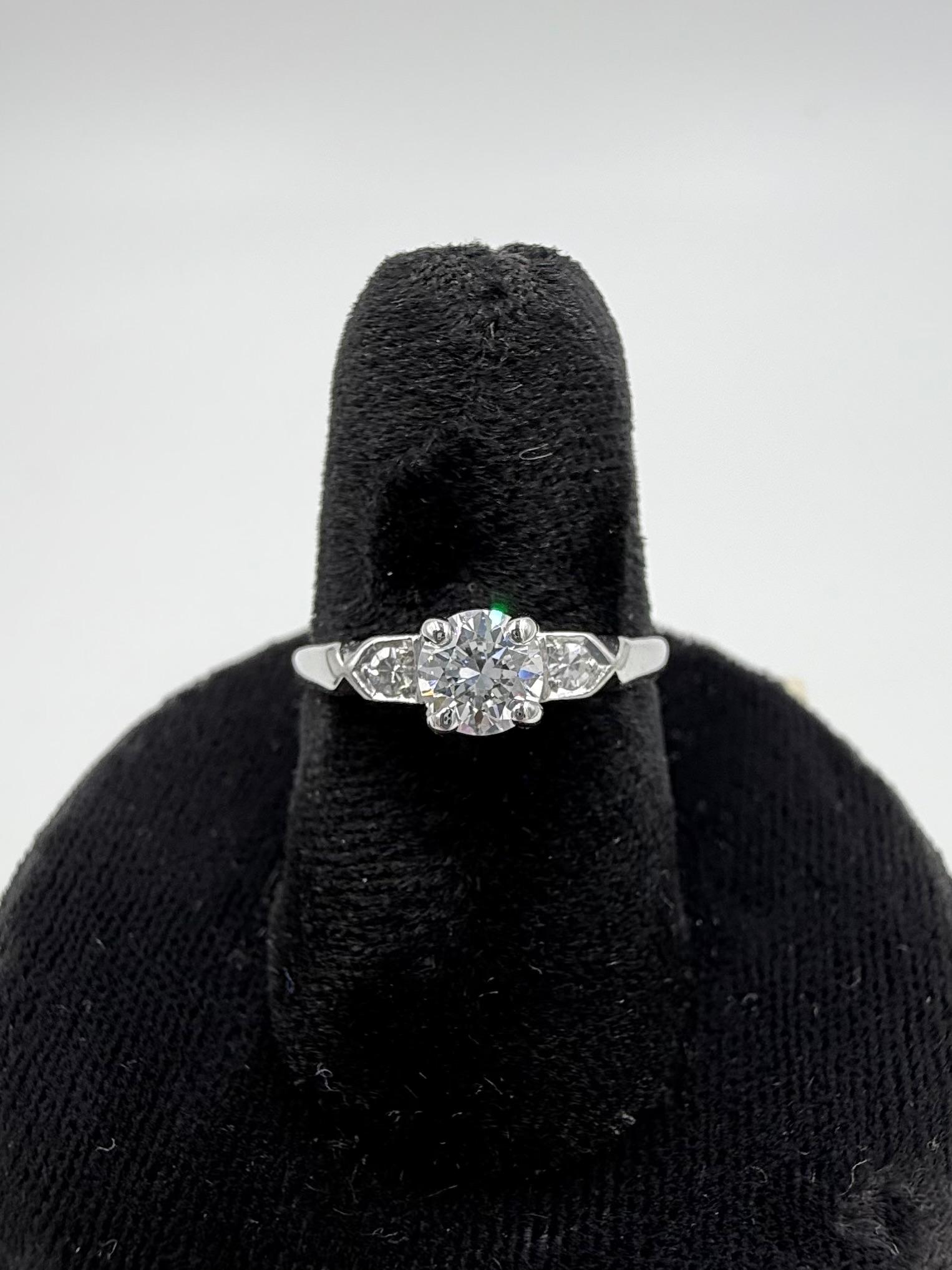 Anillo de compromiso vintage de diamantes y platino circa años 50 en venta 4