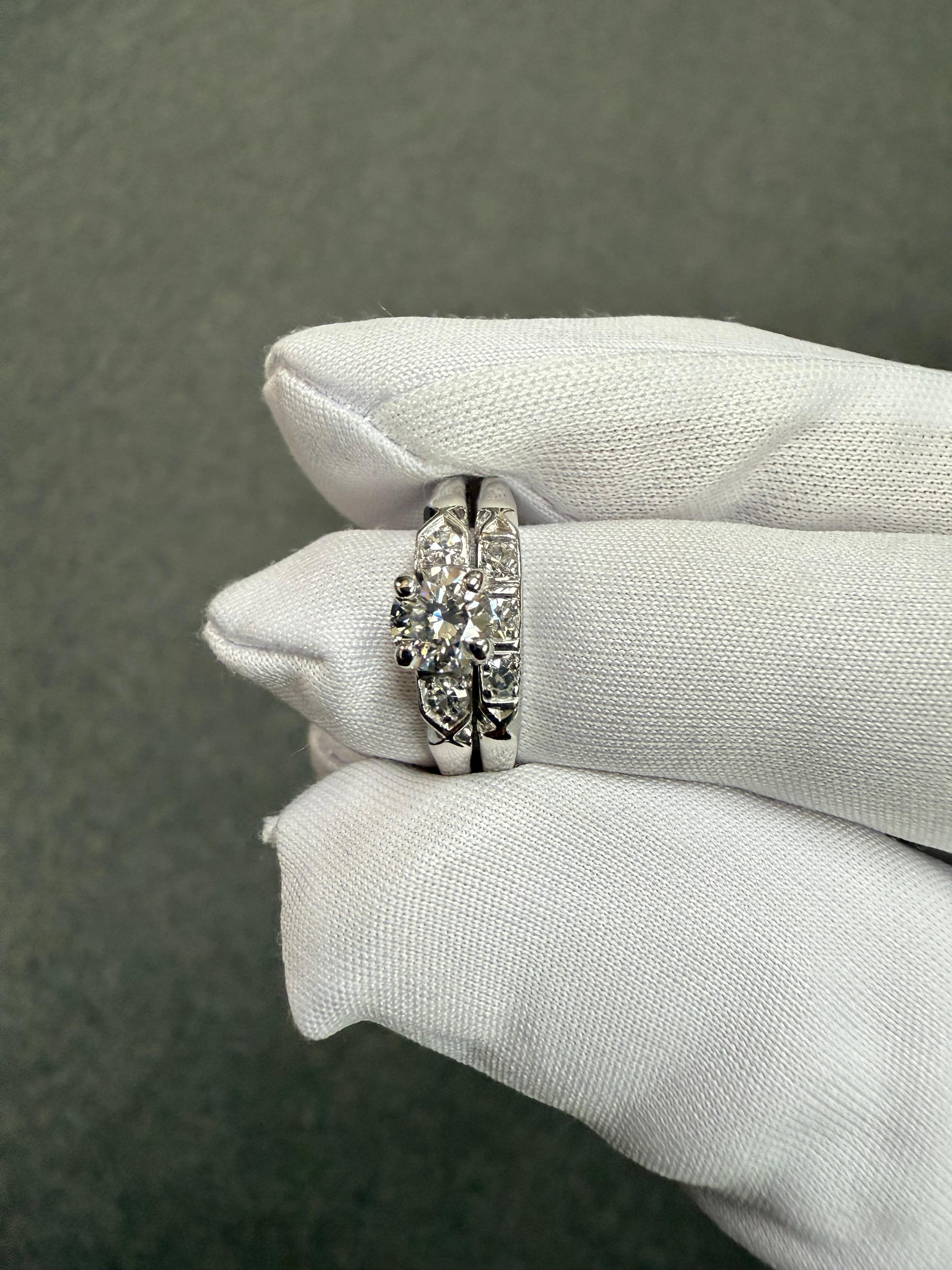 Anillo de compromiso vintage de diamantes y platino circa años 50 en venta 5