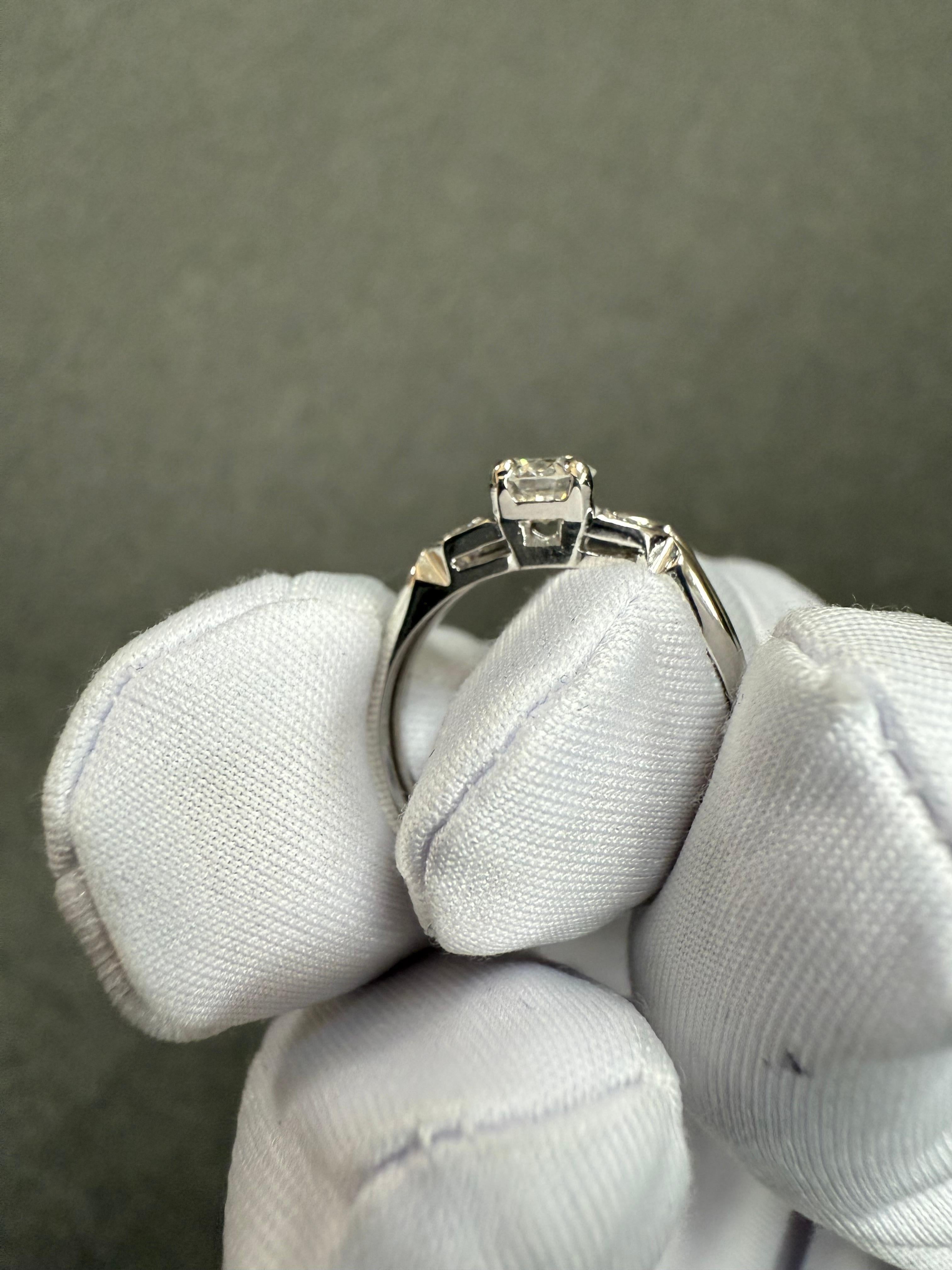 Anillo de compromiso vintage de diamantes y platino circa años 50 en venta 6