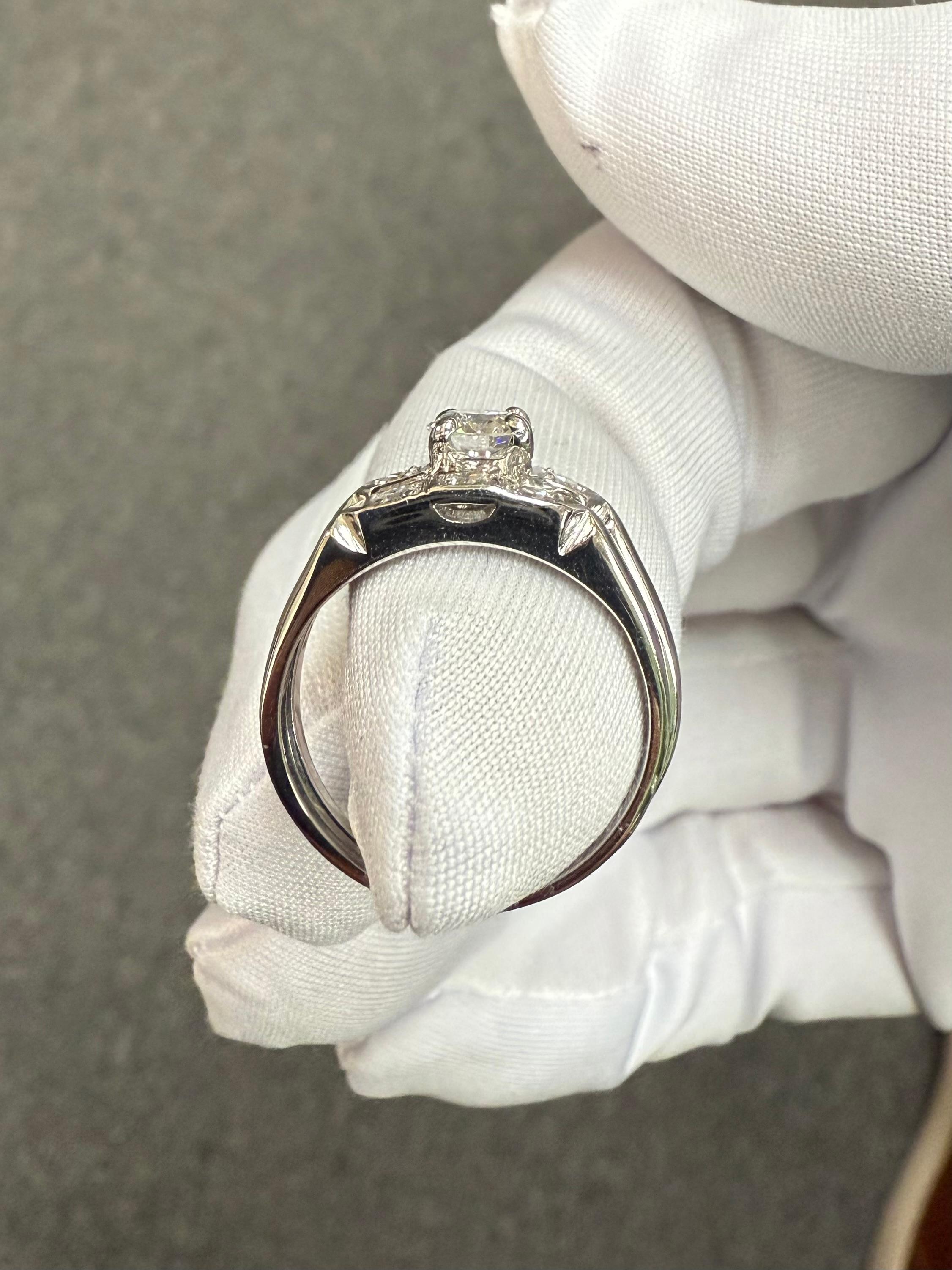 Anillo de compromiso vintage de diamantes y platino circa años 50 en venta 7