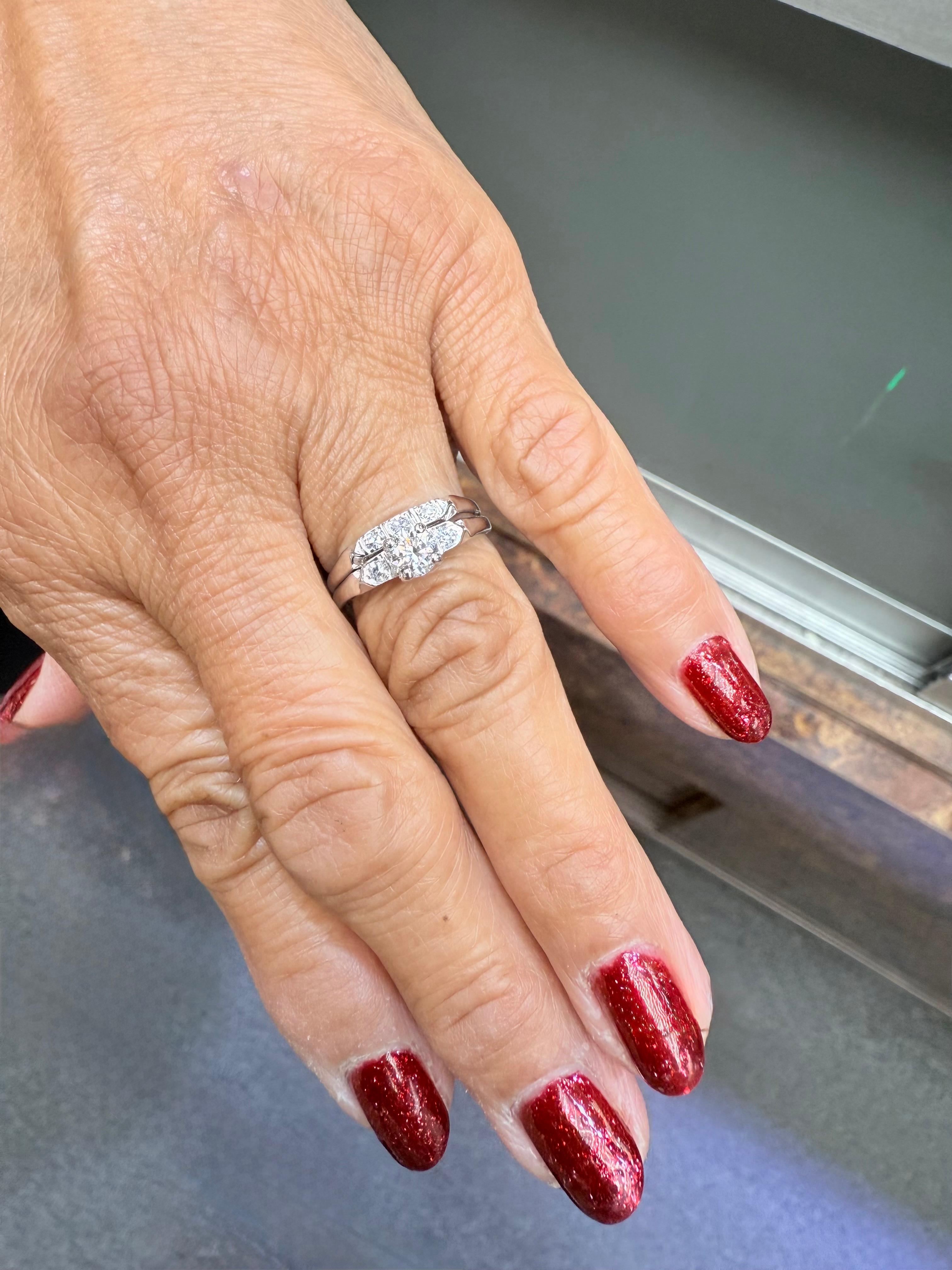 Anillo de compromiso vintage de diamantes y platino Circa años 50.

Este conjunto de anillo de compromiso vintage de diamantes y platino se fabricó en la década de 1950.  Está muy bien hecho.  Engastado con un diamante central redondo de talla