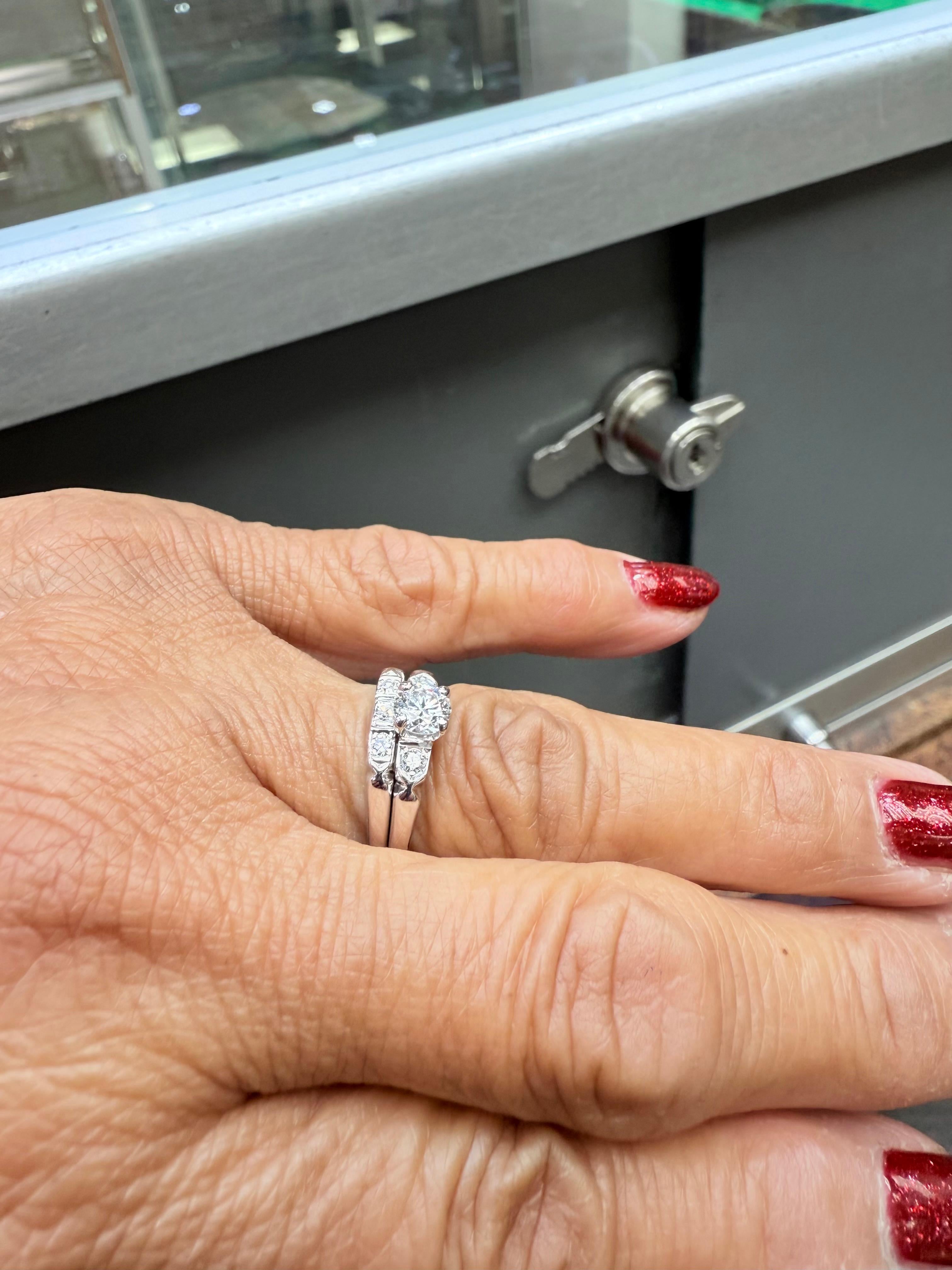 Anillo de compromiso vintage de diamantes y platino circa años 50 Moderno en venta