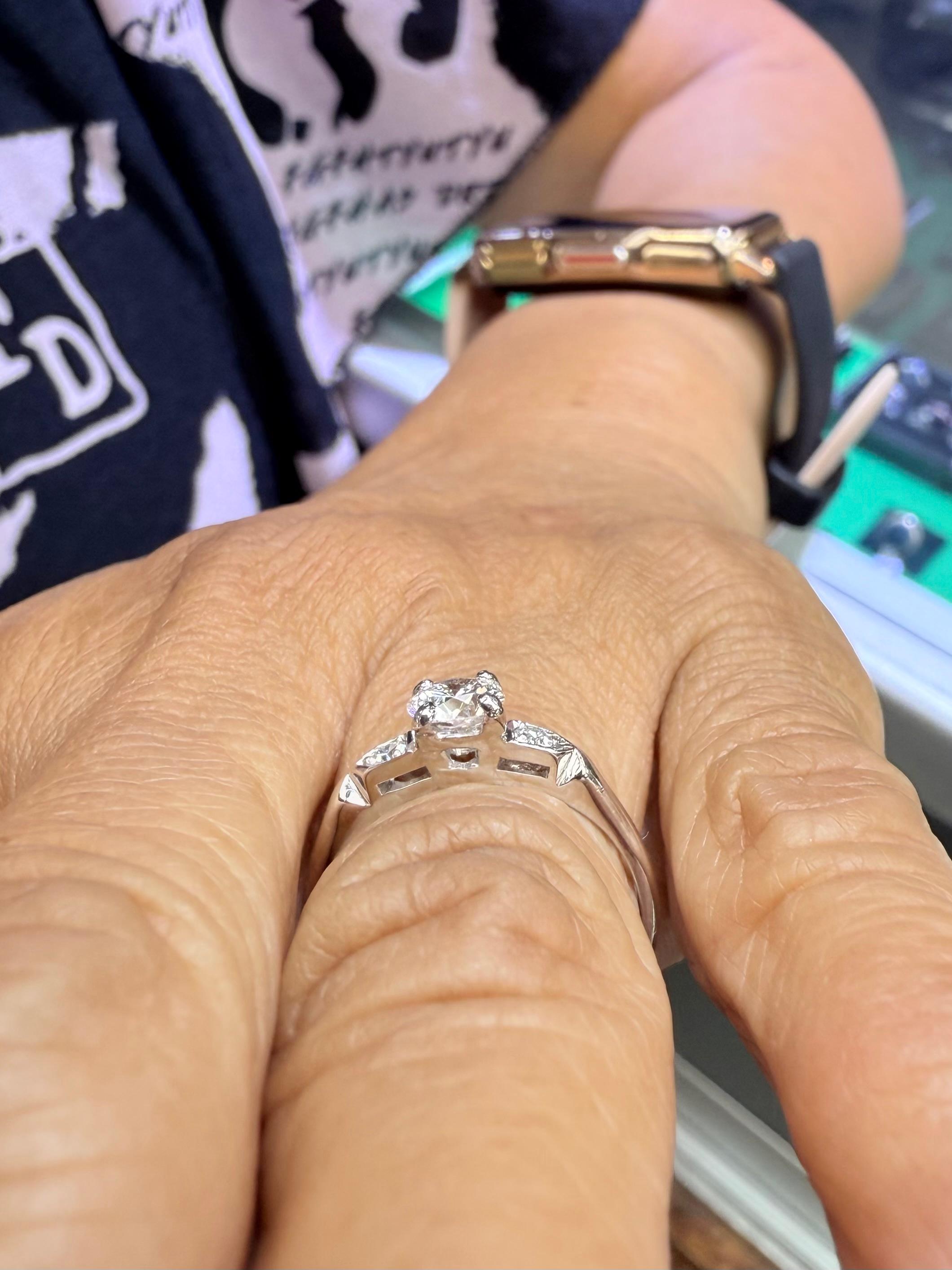 Anillo de compromiso vintage de diamantes y platino circa años 50 en Bueno estado para la venta en Los Angeles, CA