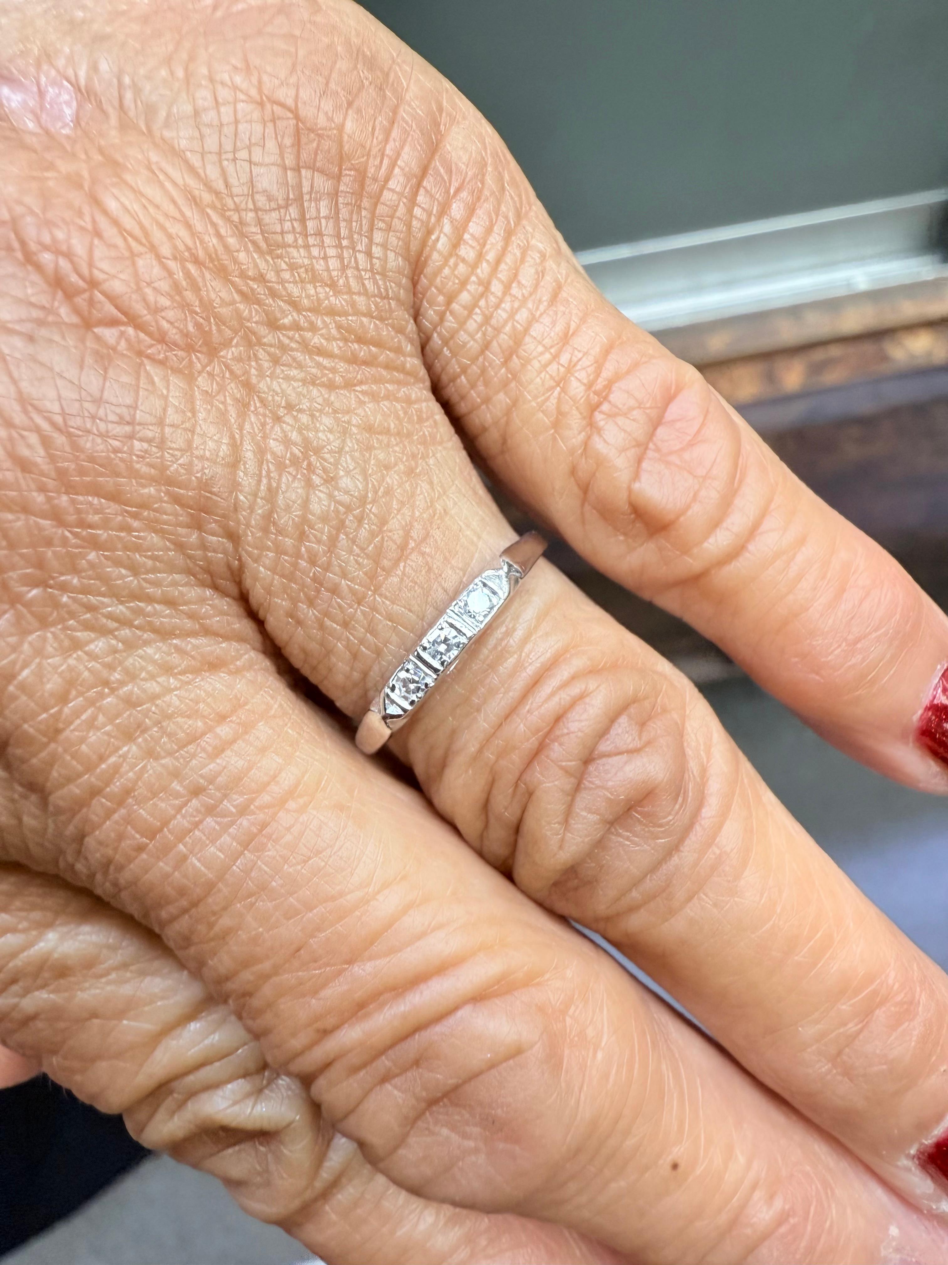 Femenino o masculino Anillo de compromiso vintage de diamantes y platino circa años 50 en venta