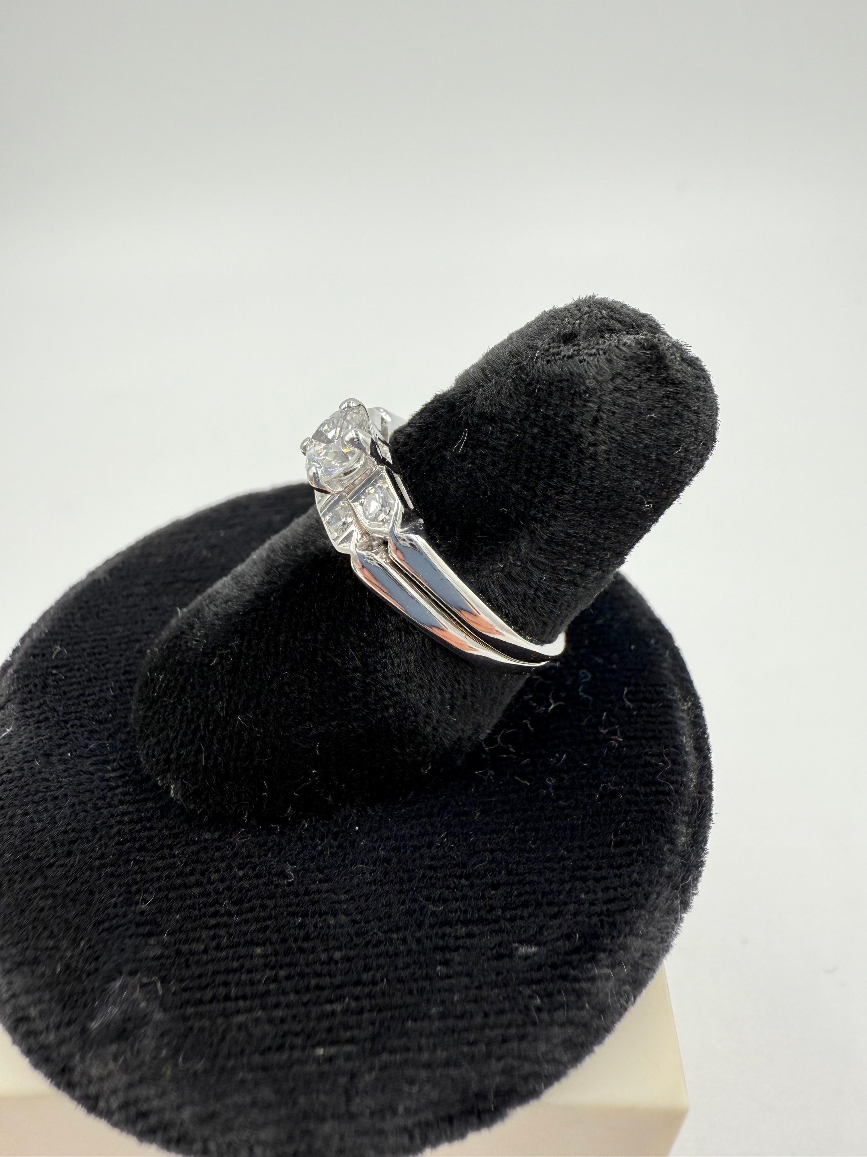 Anillo de compromiso vintage de diamantes y platino circa años 50 en venta 2