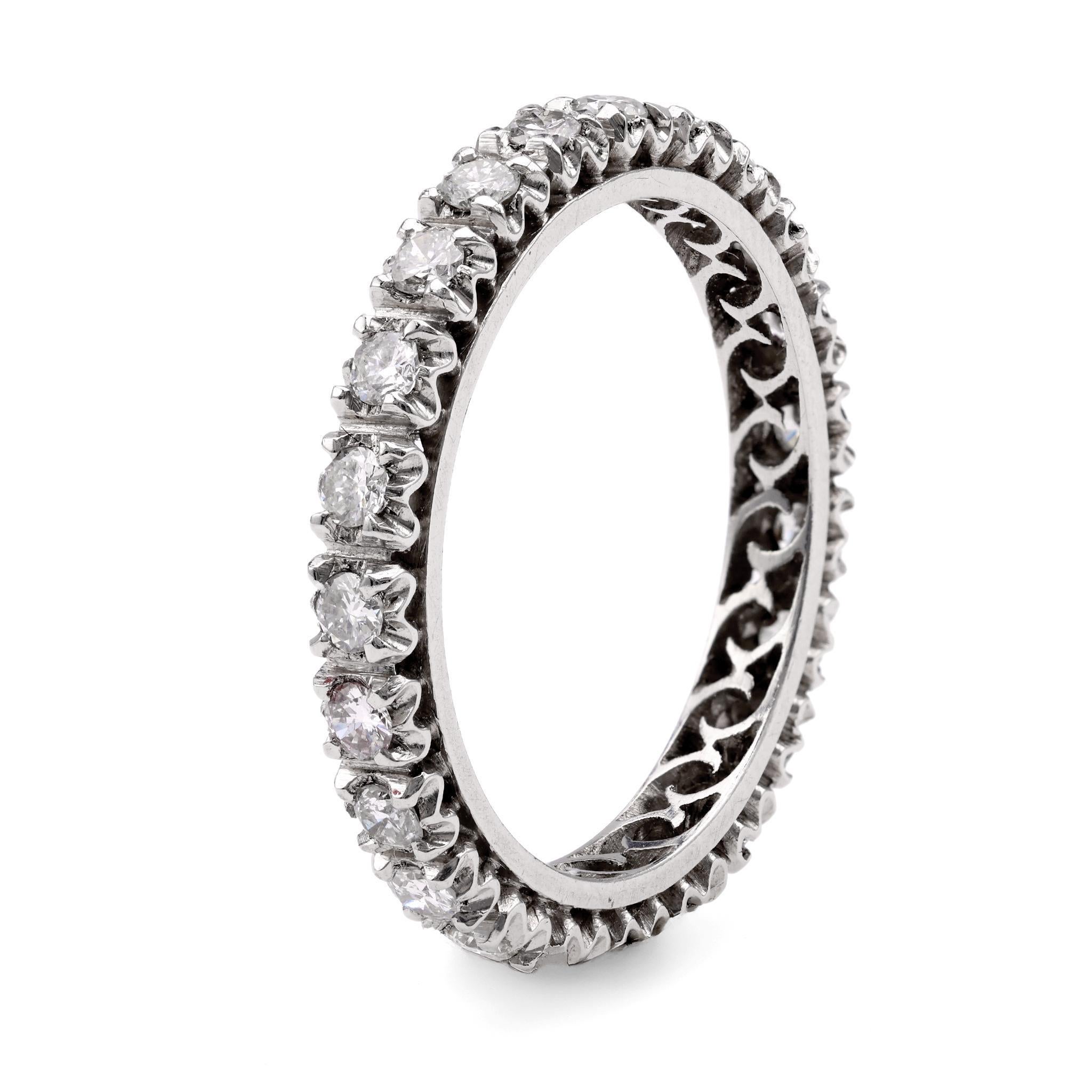 Taglio brillante Fascia Eternity in platino con diamante vintage in vendita