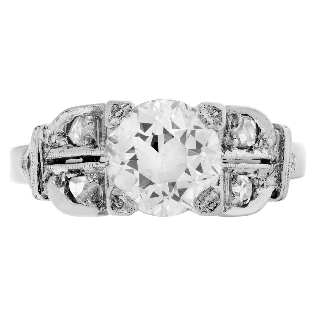 Bague vintage en platine, avec un superbe sertissage de diamants, et un diamant central rond et brillant pesant environ 1.20 carats (couleur I/J - pureté SI1). Taille 6. Cette bague en diamant est actuellement de taille 6. Certains articles peuvent
