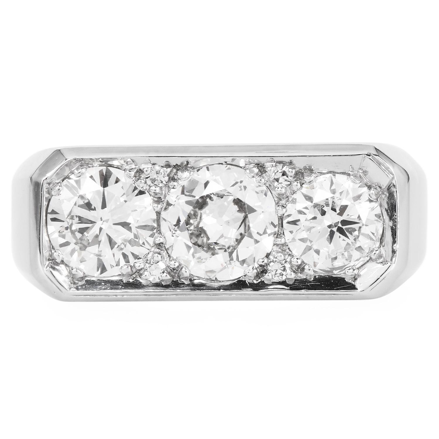 Anello con tre pietre di diamante, magistralmente realizzato in platino in stile fedina. Questo anello può essere utilizzato come sofisticato anello di fidanzamento da uomo o come fascia d'effetto.

Presenta tre diamanti naturali del peso di circa