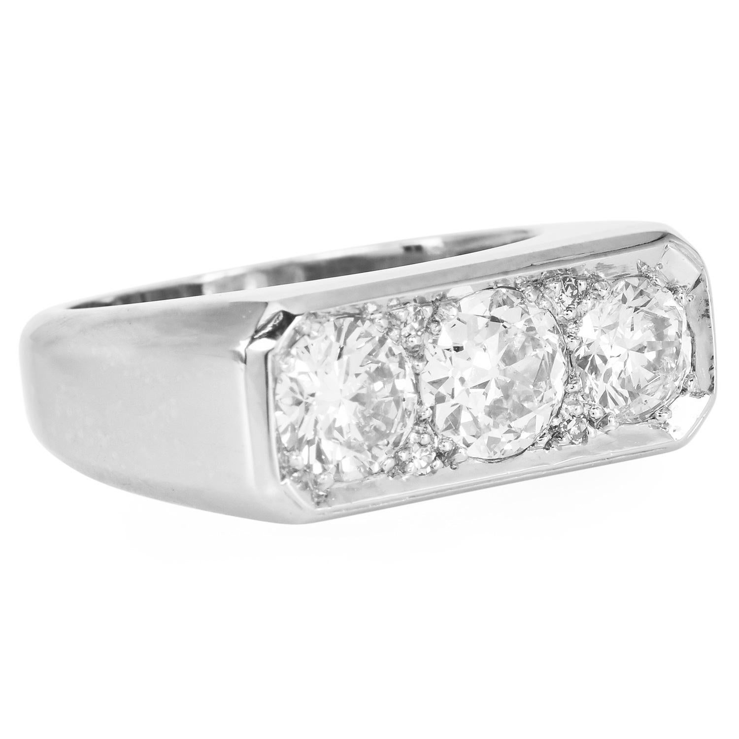 Taglio rotondo Anello di fidanzamento vintage in platino con diamante e firma in vendita