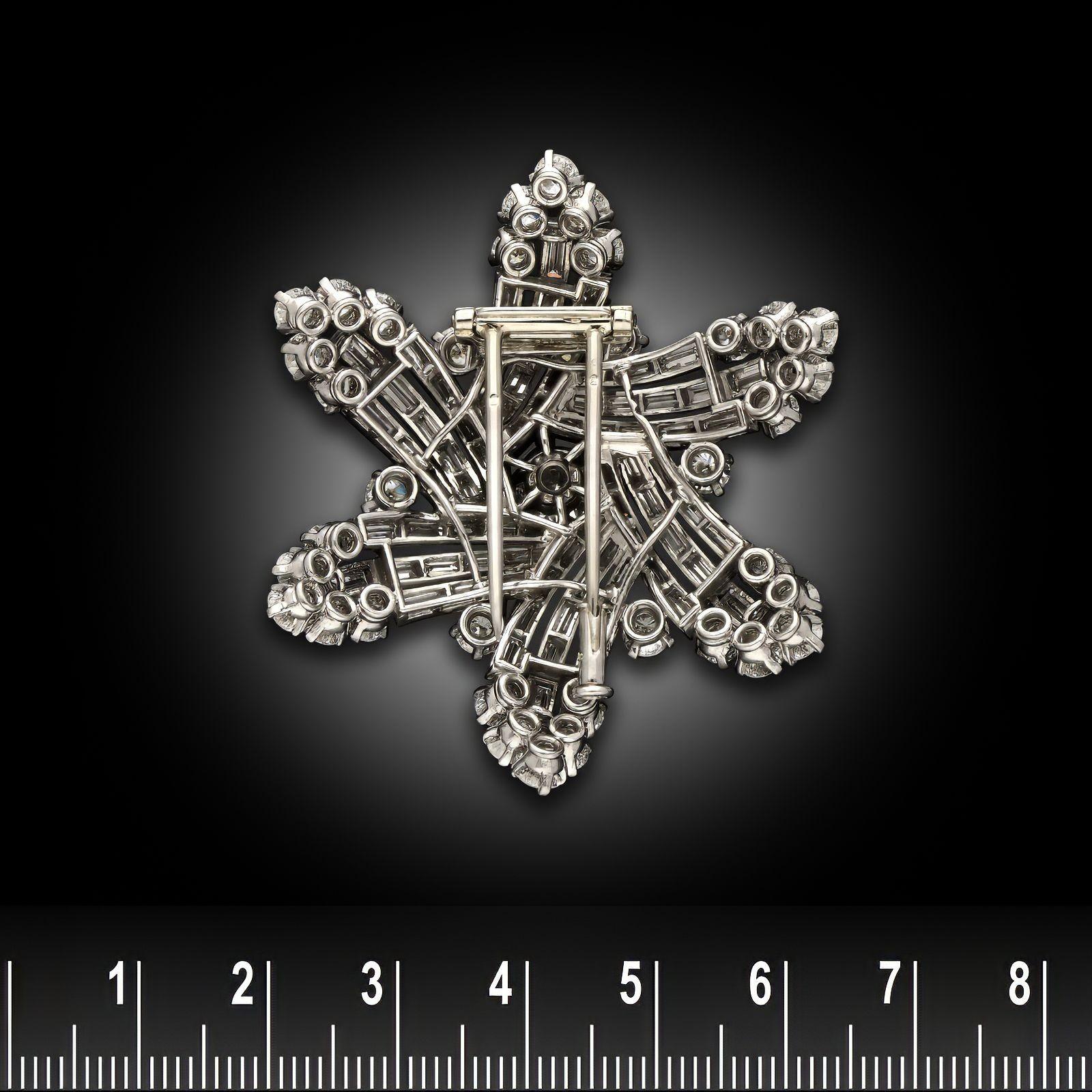 Broche vintage en diamant et platine 'flocon de neige' circa 1935 Bon état - En vente à London, GB