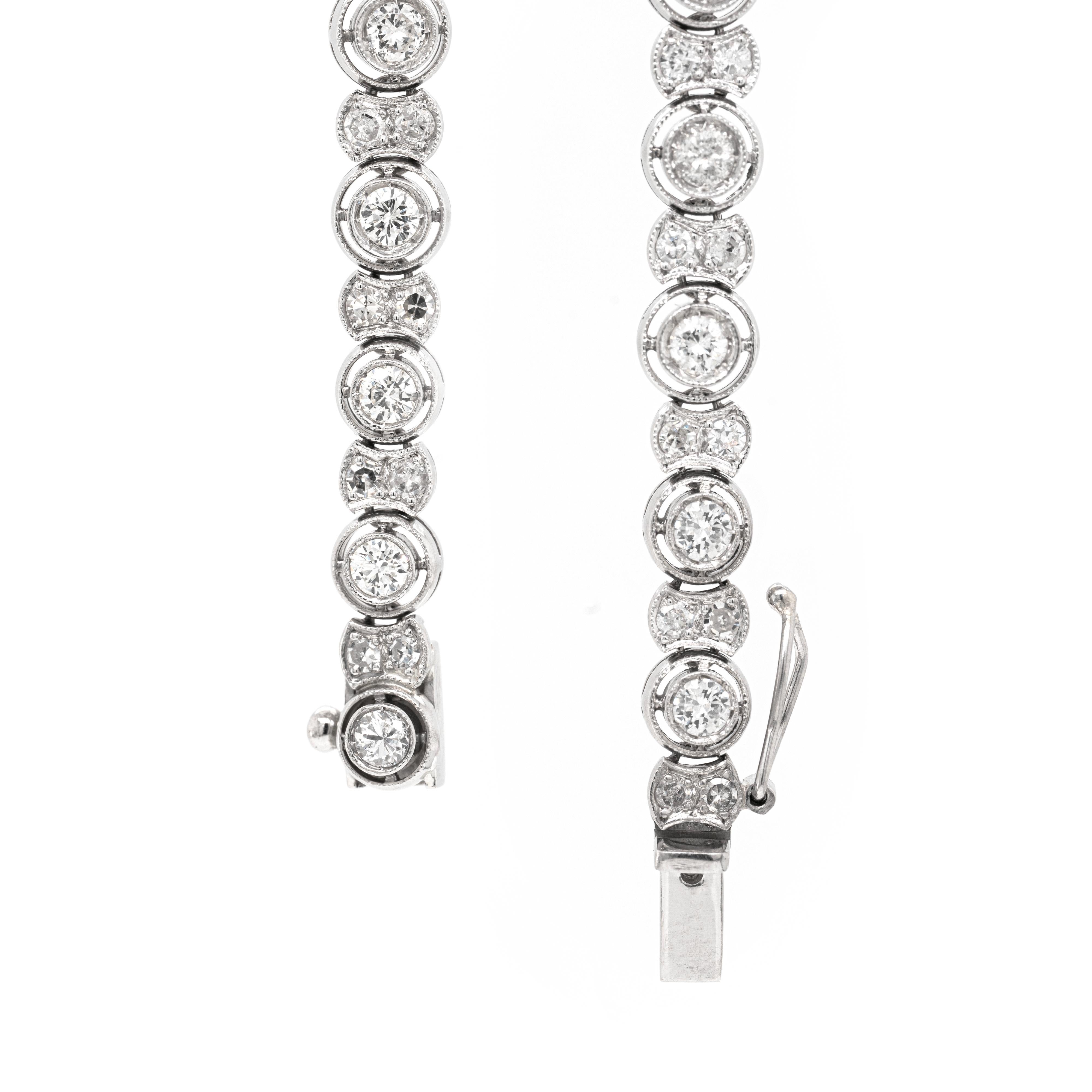 Ce bracelet de tennis vintage présente des maillons alternant un diamant rond de taille brillant dans un sertissage ajouré et des maillons plus petits sertis de deux diamants de taille huit, le tout monté en platine. D'un poids total d'environ 4,50