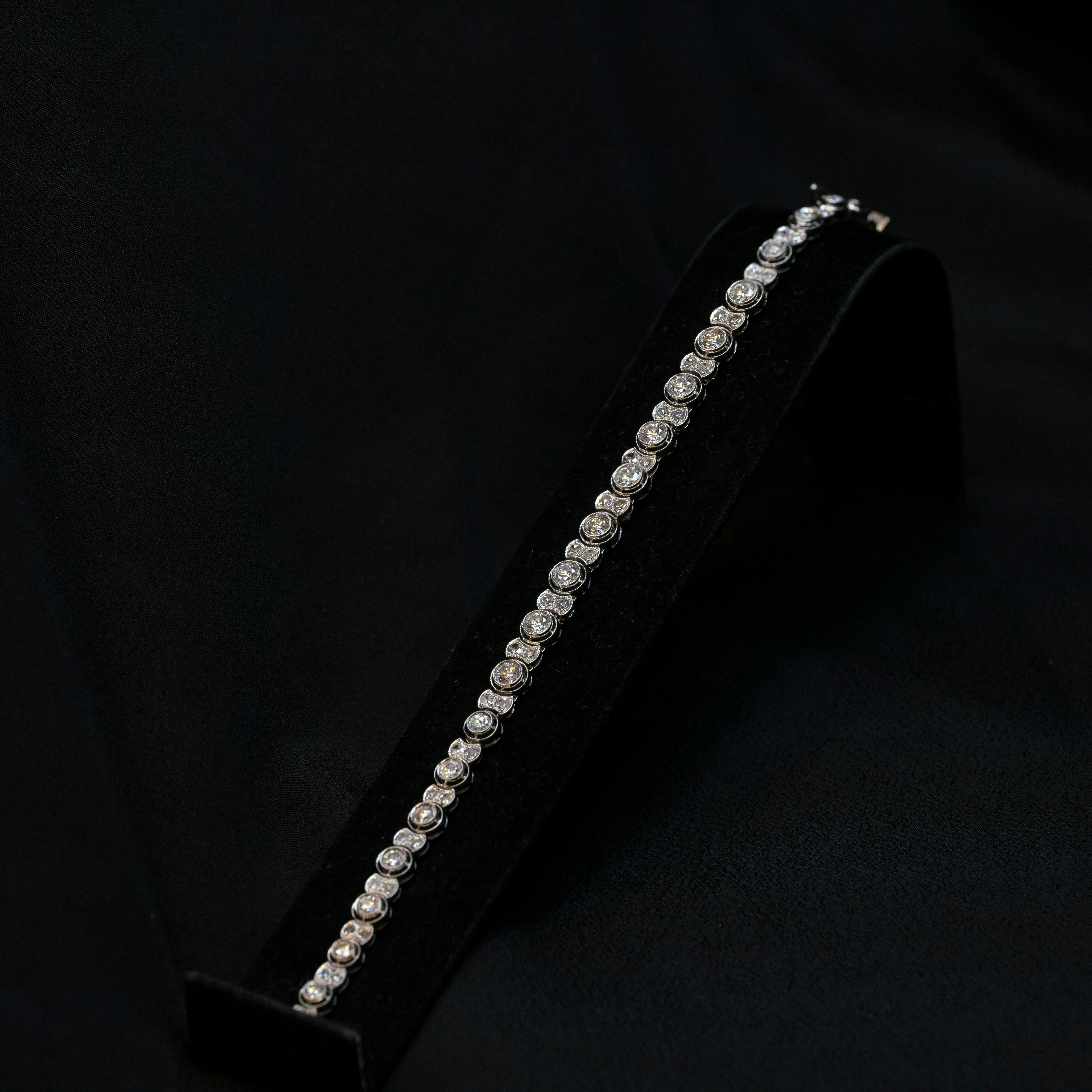 Bracelet de tennis vintage en platine et diamant, circa 1930's en vente 1