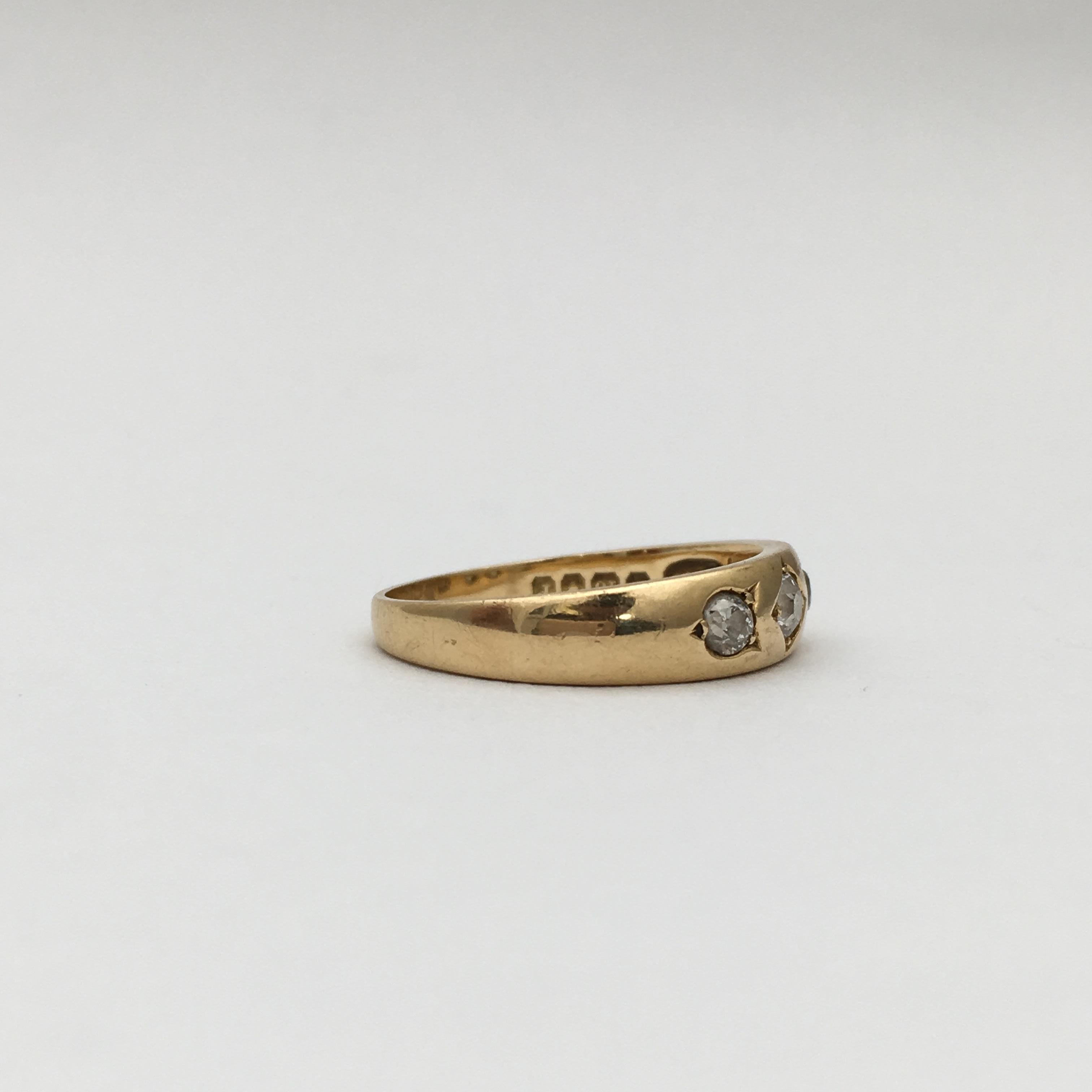 Vintage Diamond Ring 18K Gold 3 Gemstone Gypsy Set Band Stacker Edwardian 1910 In Good Condition For Sale In London, GB