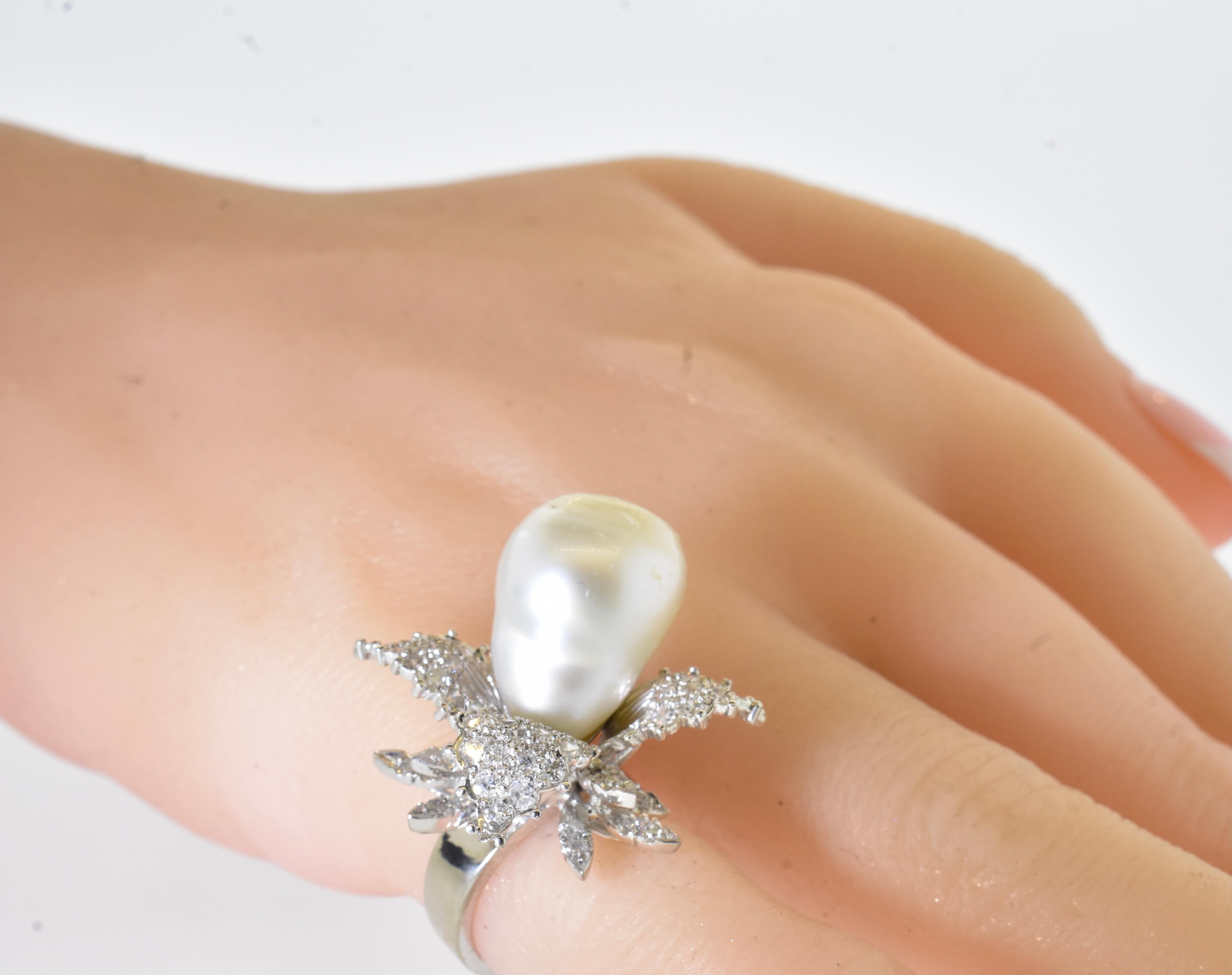 Vintage Diamond Ring centering a fine Baroque Pearl, circa 1960 For Sale 4
