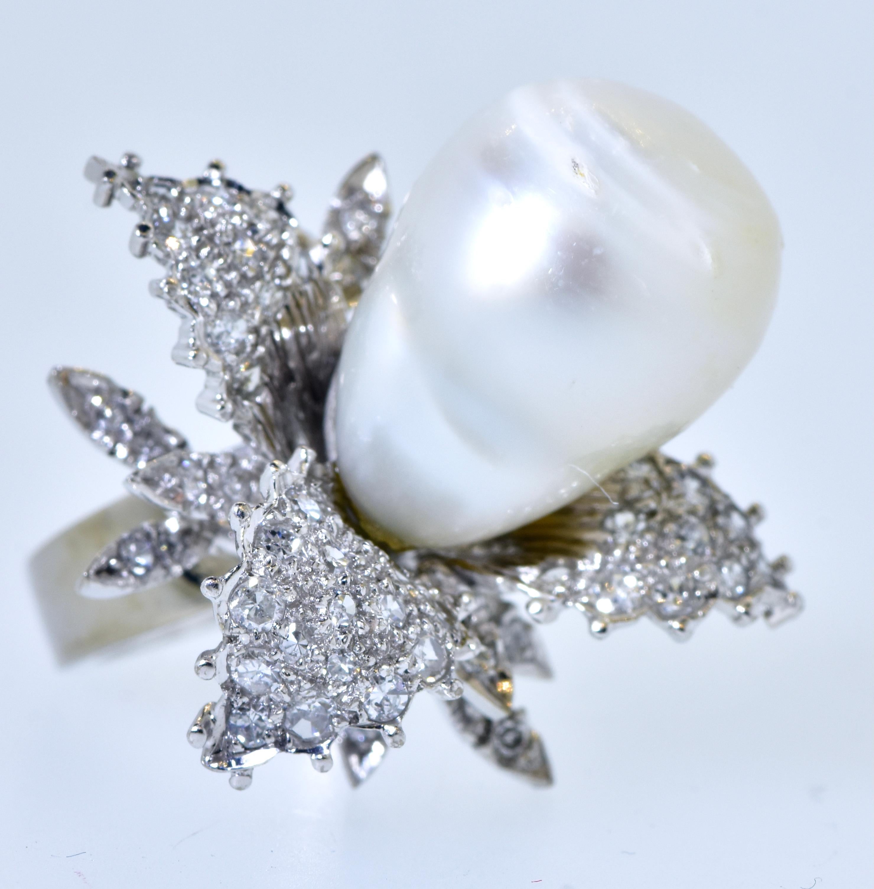 Women's or Men's Vintage Diamond Ring centering a fine Baroque Pearl, circa 1960 For Sale