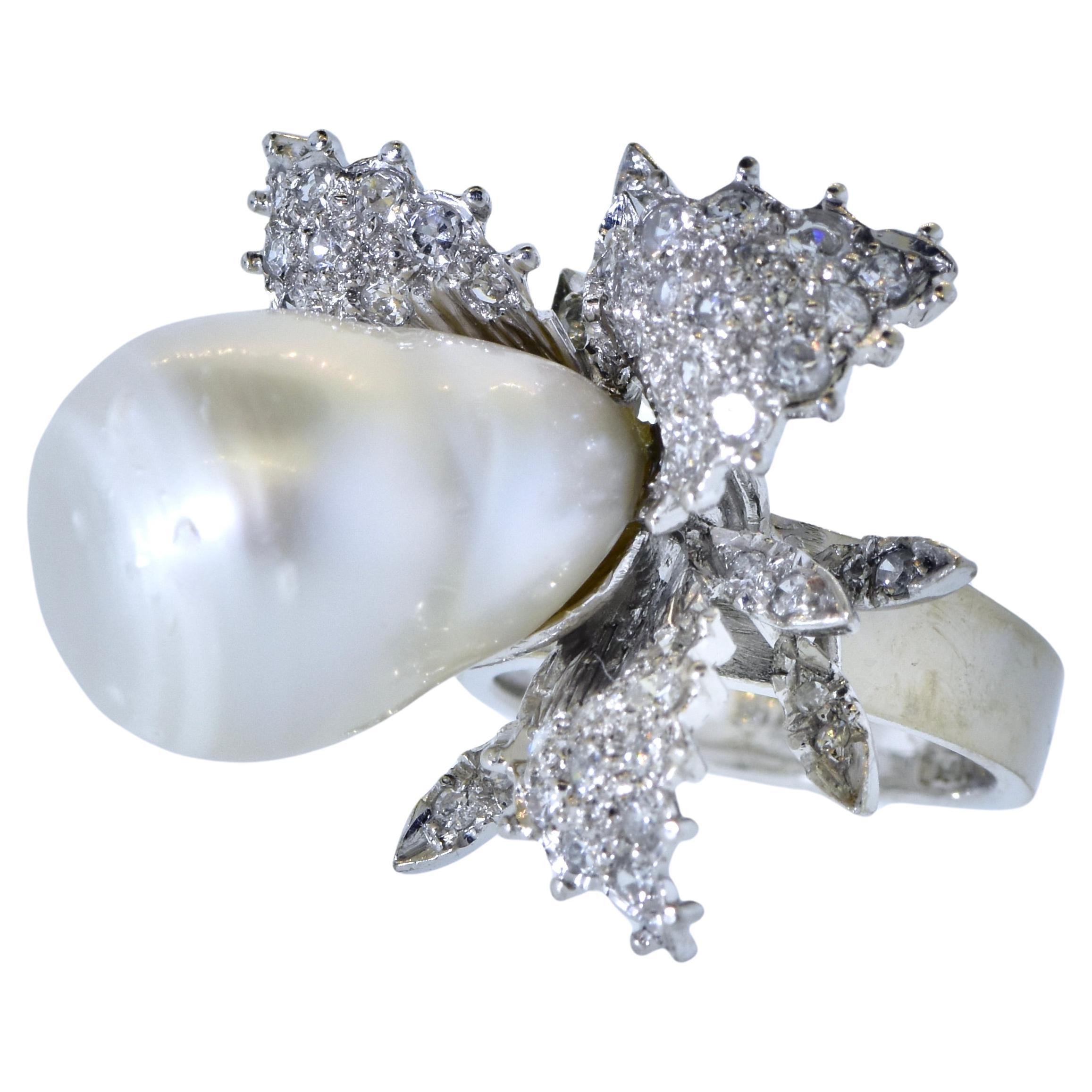 Vintage Diamond Ring centering a fine Baroque Pearl, circa 1960 For Sale